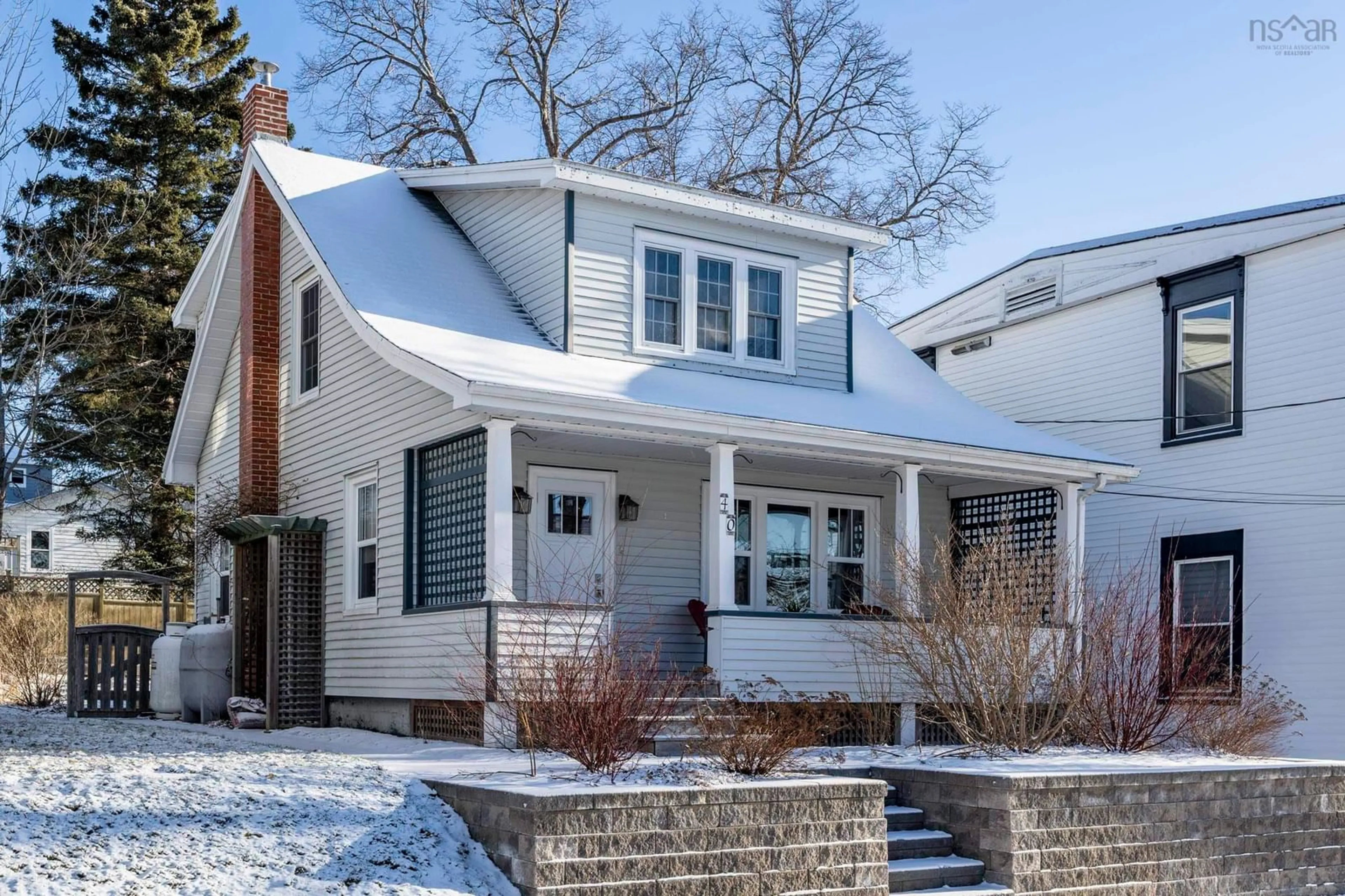 Home with vinyl exterior material, street for 40 Broad St, Lunenburg Nova Scotia B0J 2C0