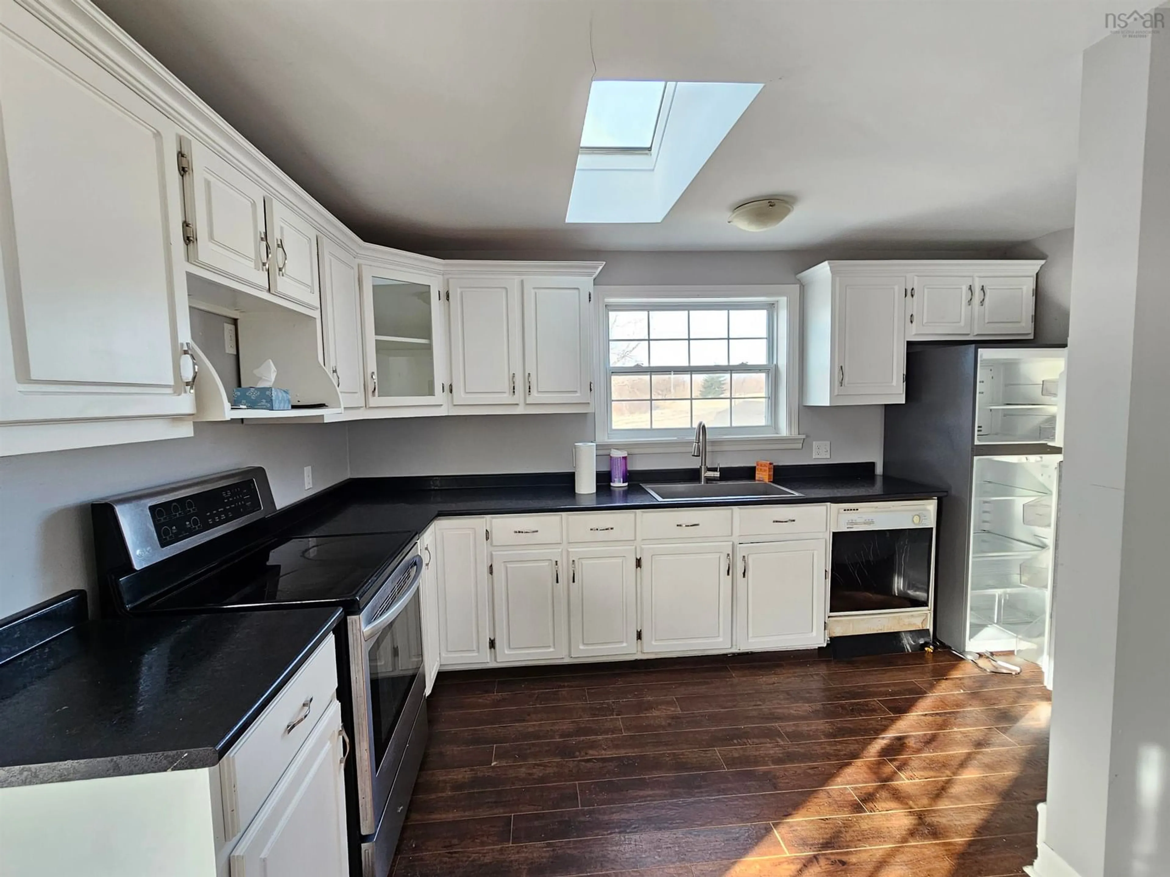 Standard kitchen, ceramic/tile floor for 190 Neville St, Glace Bay Nova Scotia B1A 1P6