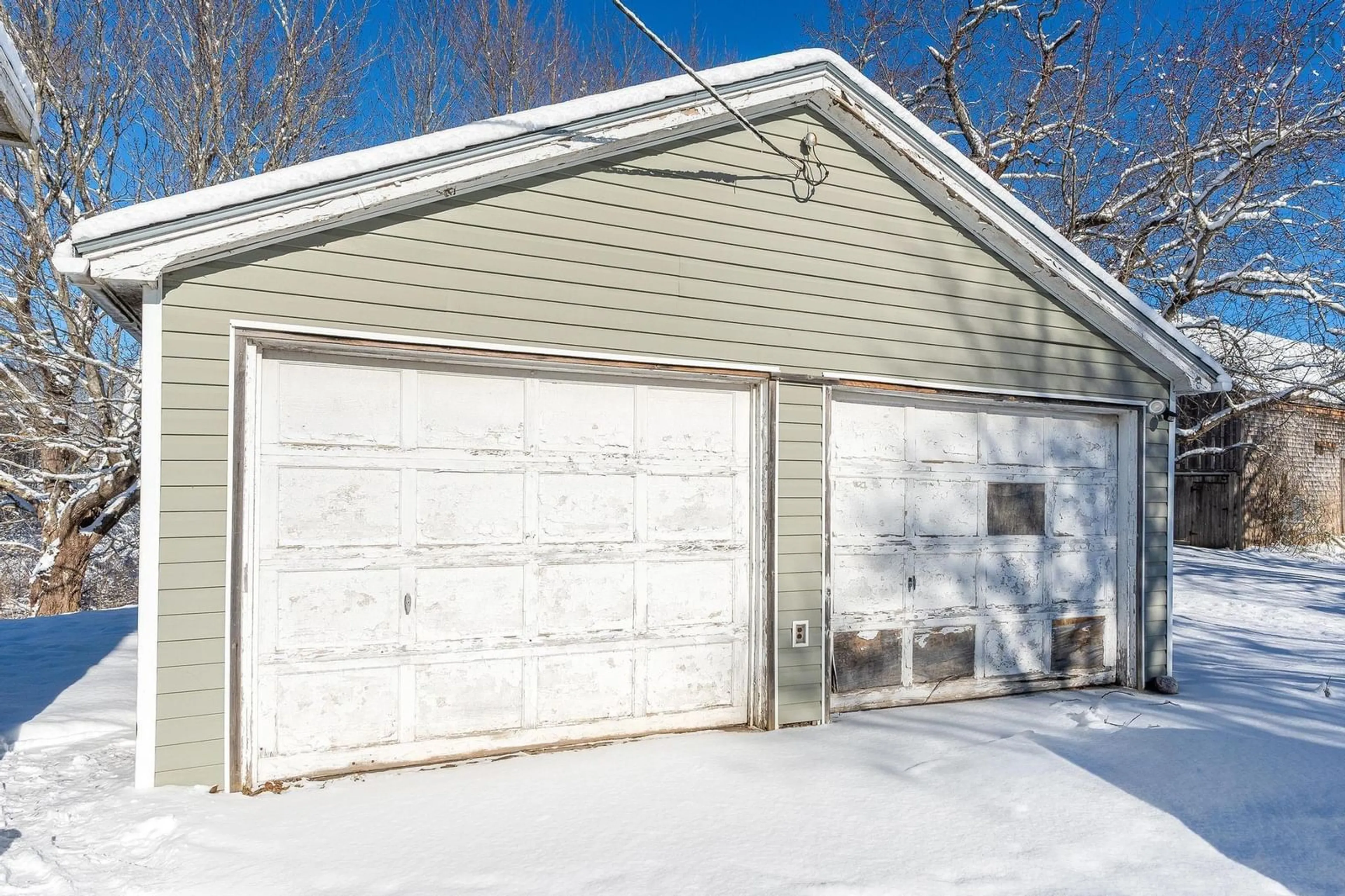 Indoor garage for 14275 Highway 1, Wilmot Nova Scotia B0P 1W0