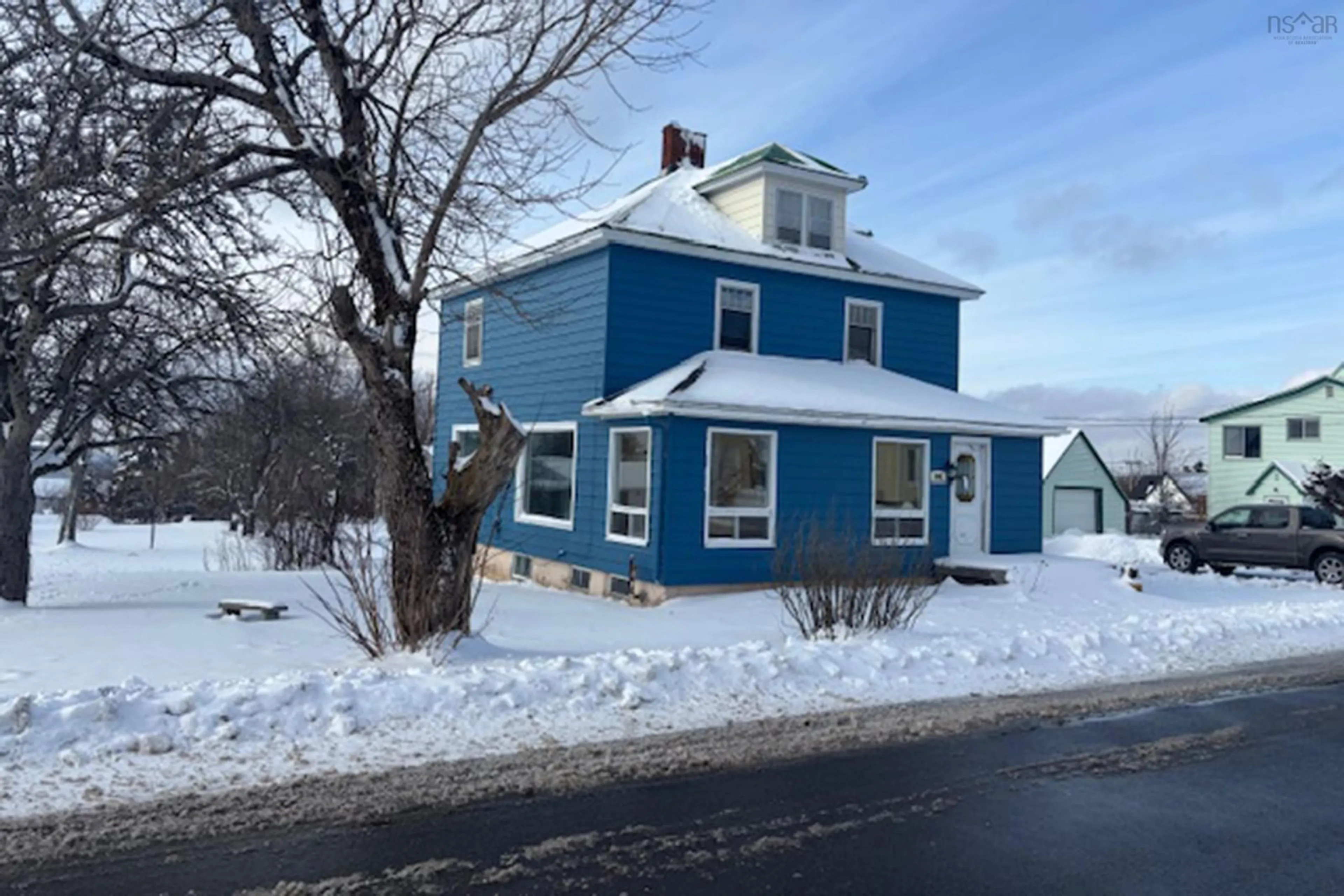 Home with vinyl exterior material, street for 1 Horton Ave, Springhill Nova Scotia B0M 1X0