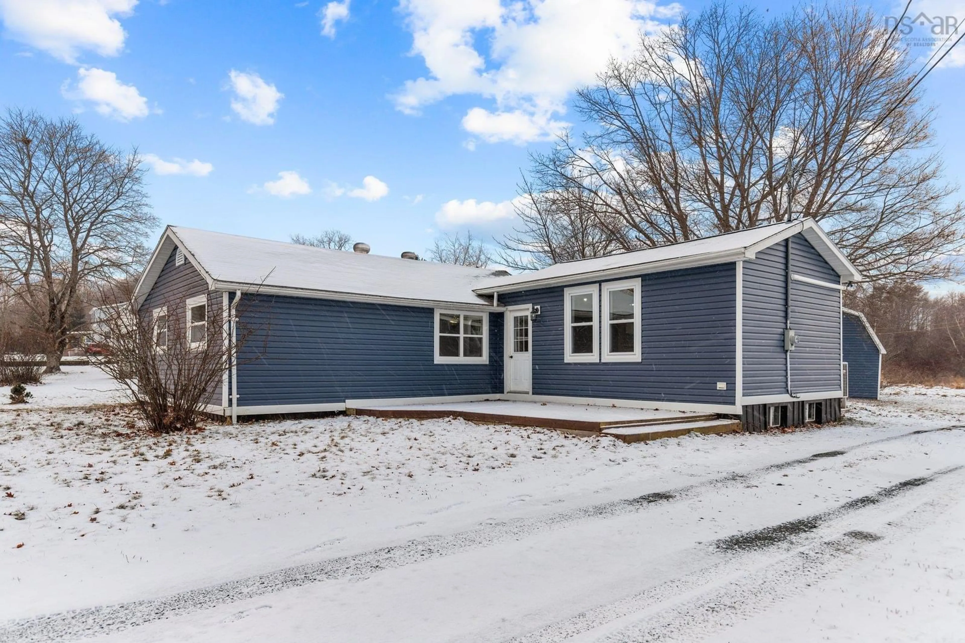 Home with vinyl exterior material, street for 32 School St, Hantsport Nova Scotia B0P 1P0