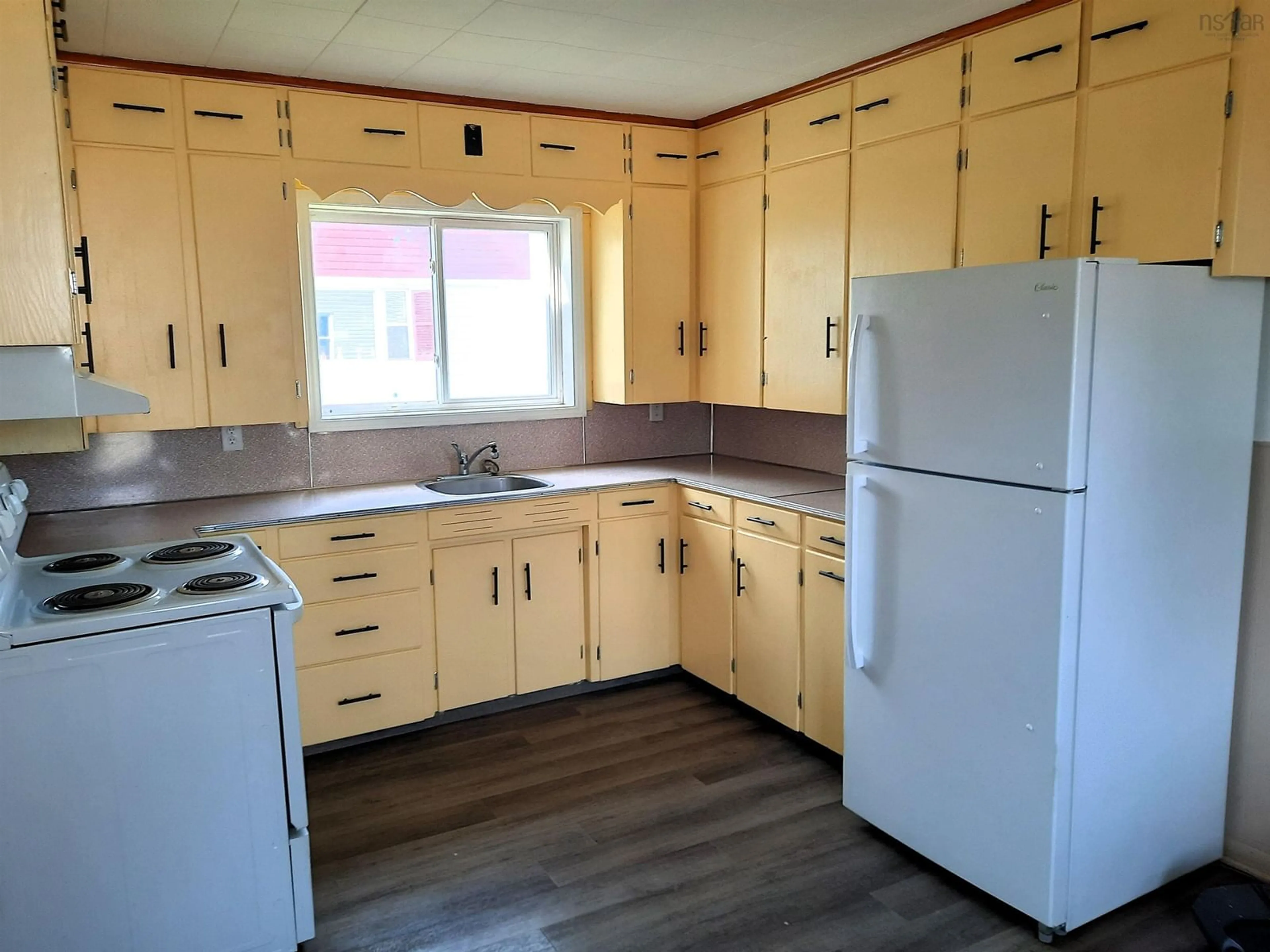 Standard kitchen, wood/laminate floor for 23 Queen St, Amherst Nova Scotia B4H 1P7