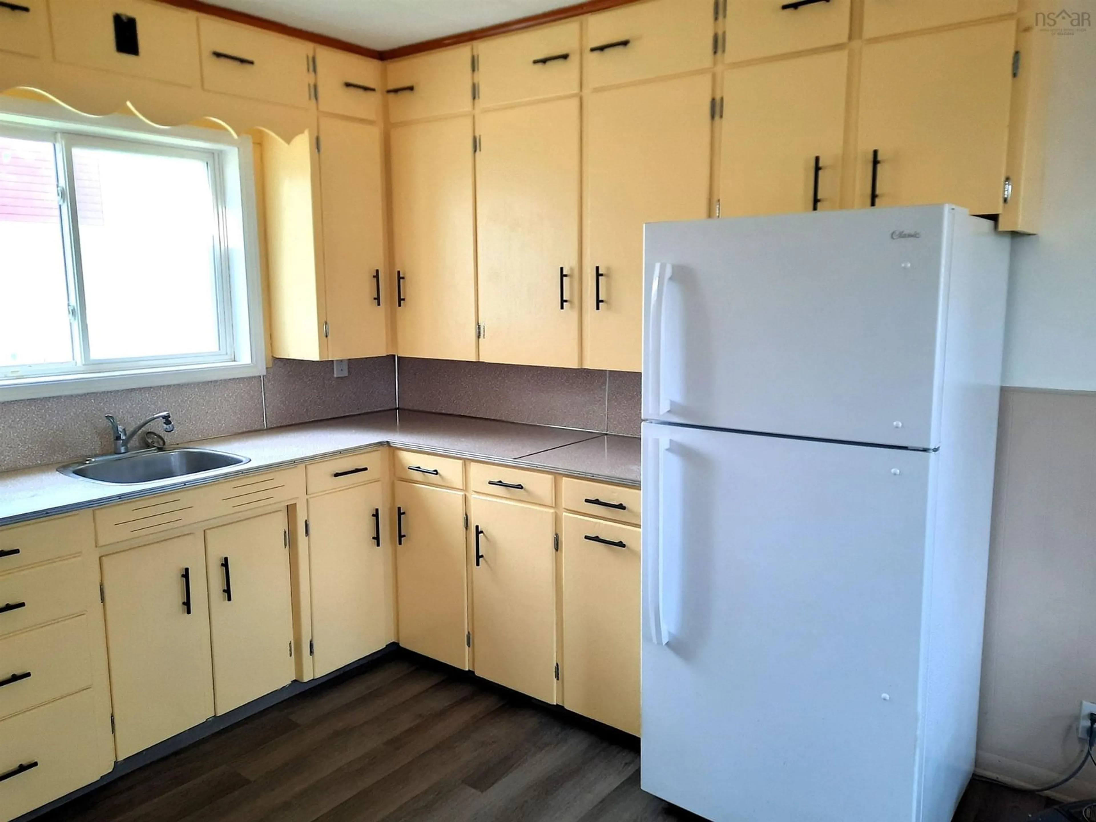 Standard kitchen, wood/laminate floor for 23 Queen St, Amherst Nova Scotia B4H 1P7