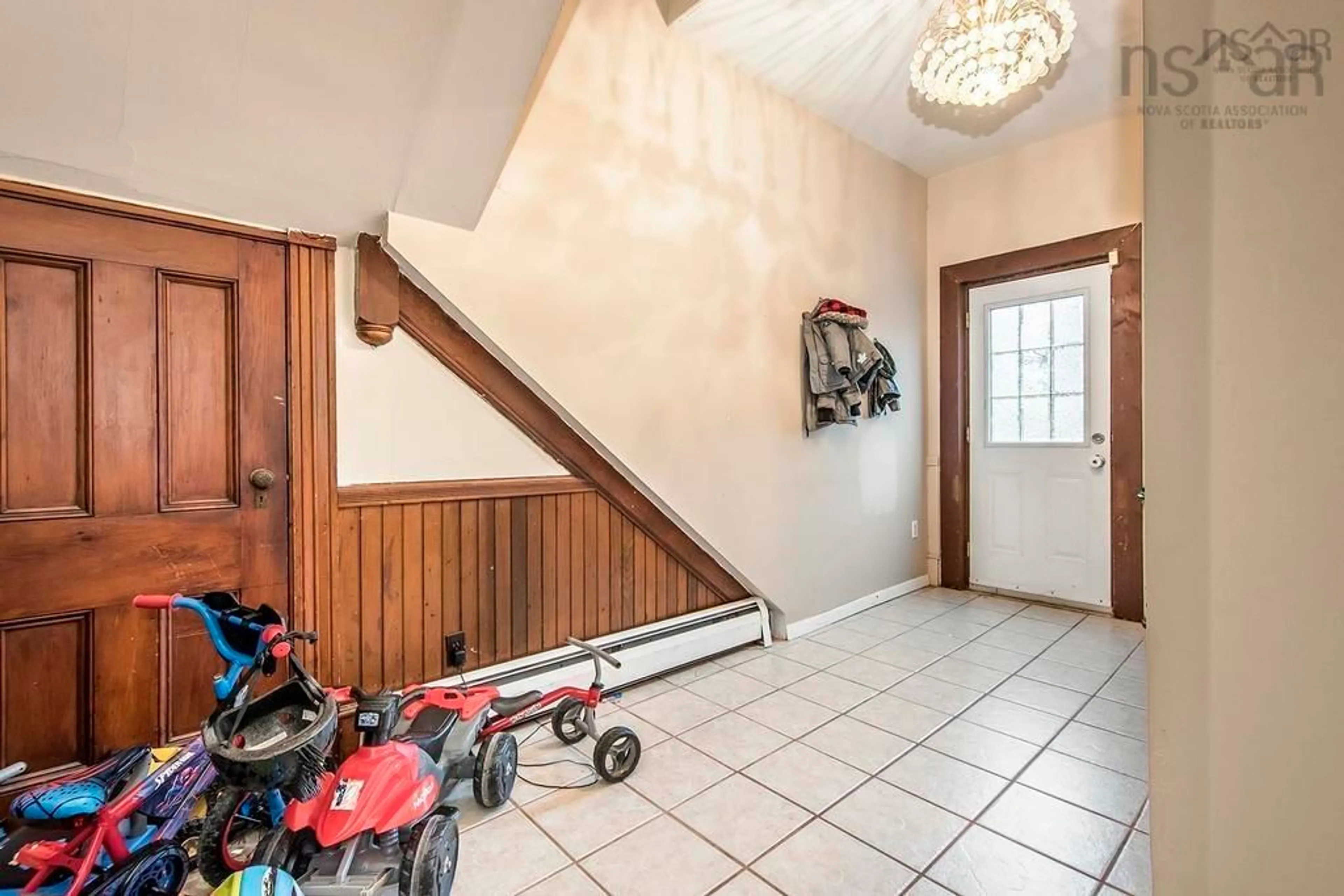 Indoor foyer for 250 King St, Windsor Nova Scotia B0N 2T0