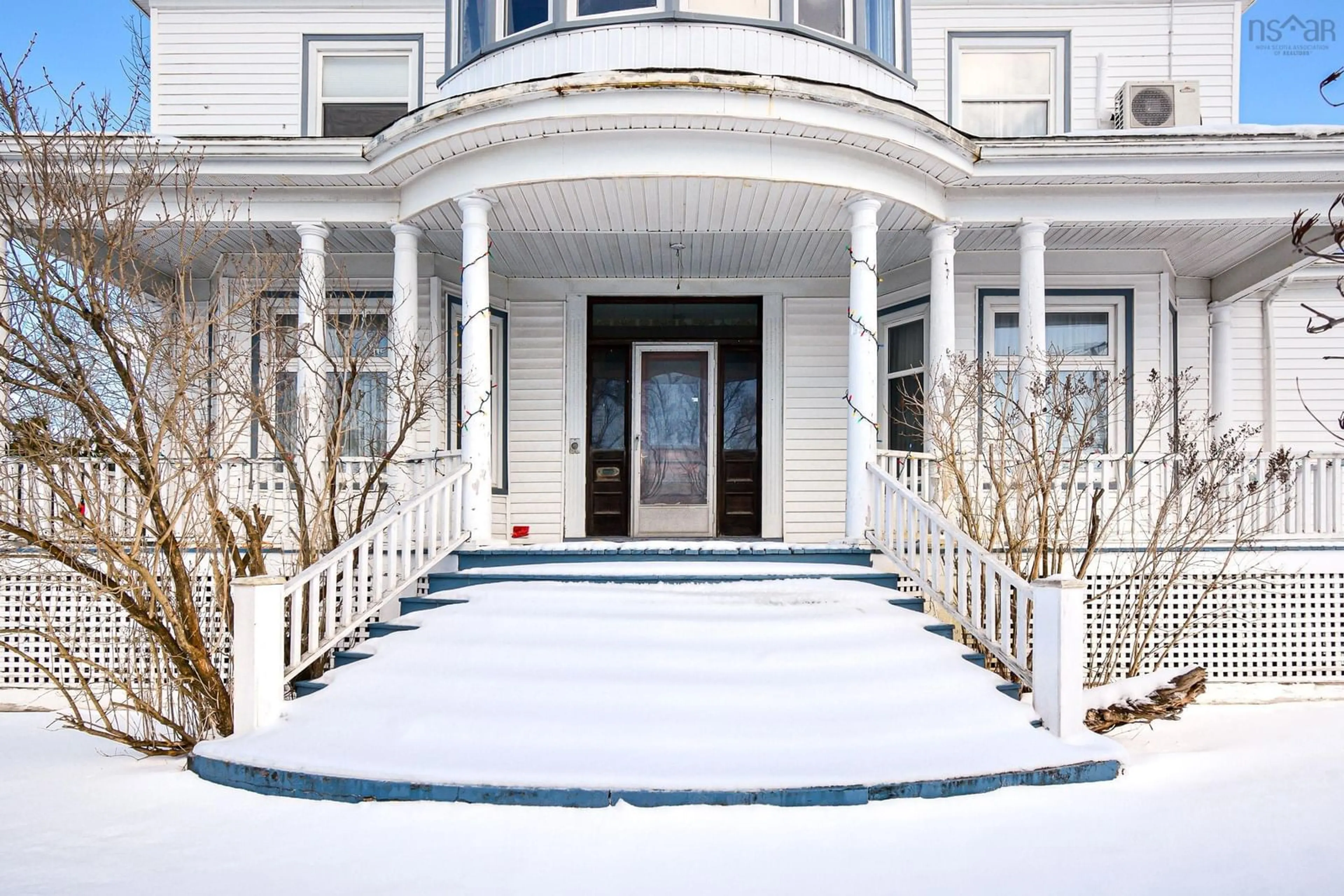 Indoor entryway for 135 High St, Sydney Nova Scotia B1P 2K1