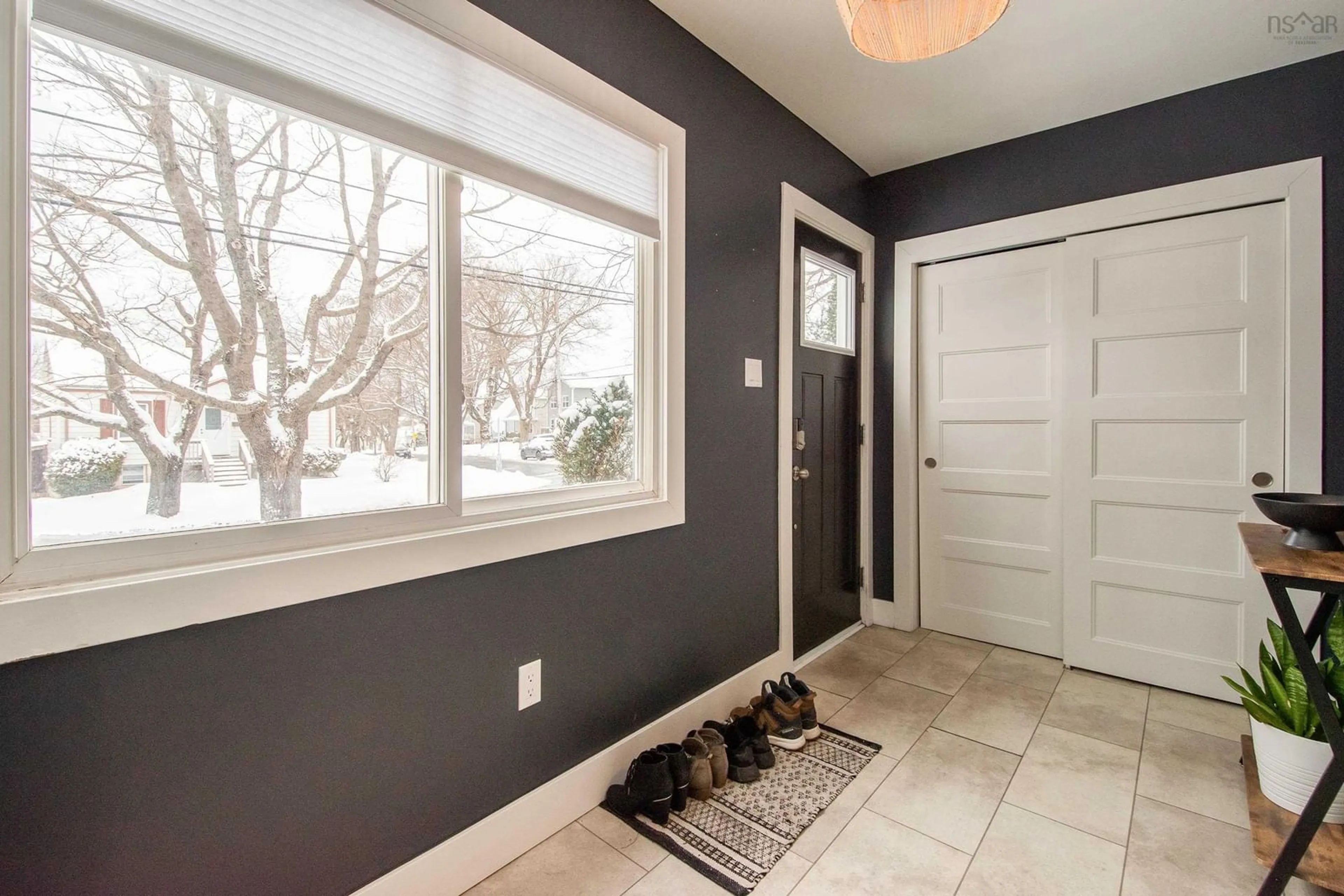 Indoor entryway for 6510 Roslyn Rd, Halifax Nova Scotia B3L 2M9