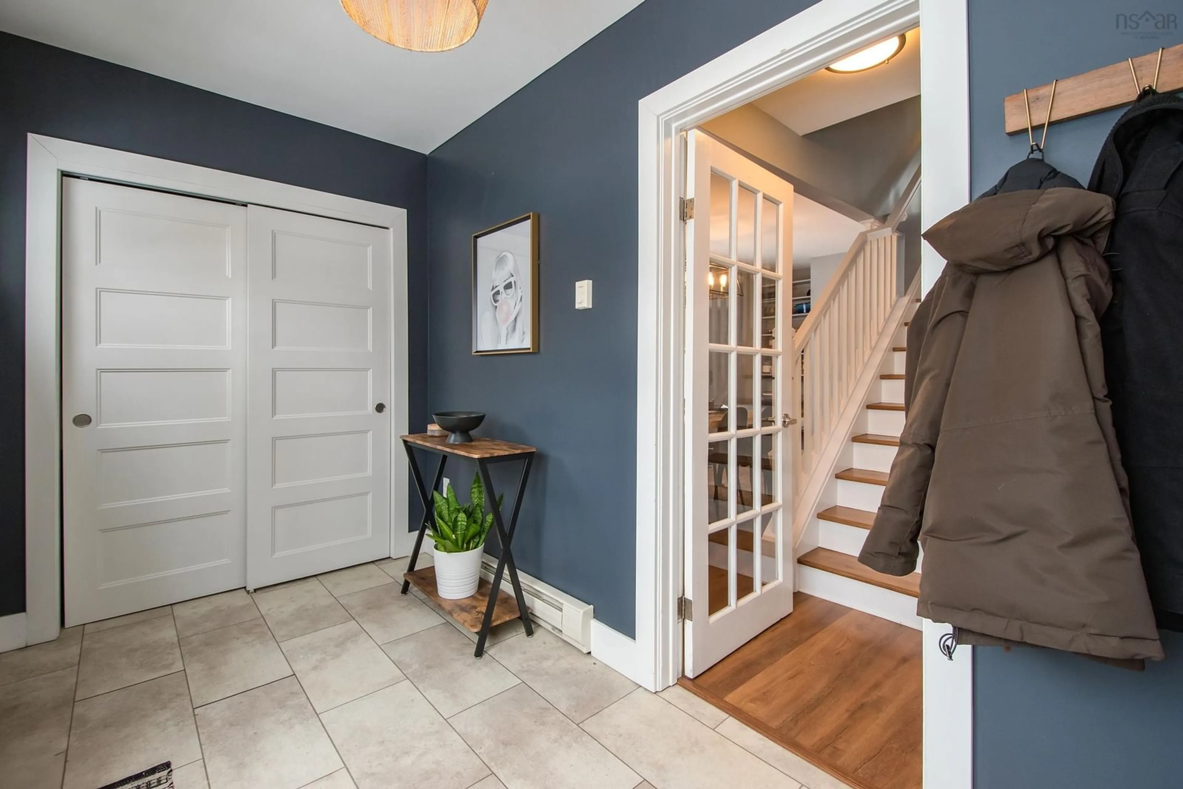 Indoor entryway for 6510 Roslyn Rd, Halifax Nova Scotia B3L 2M9