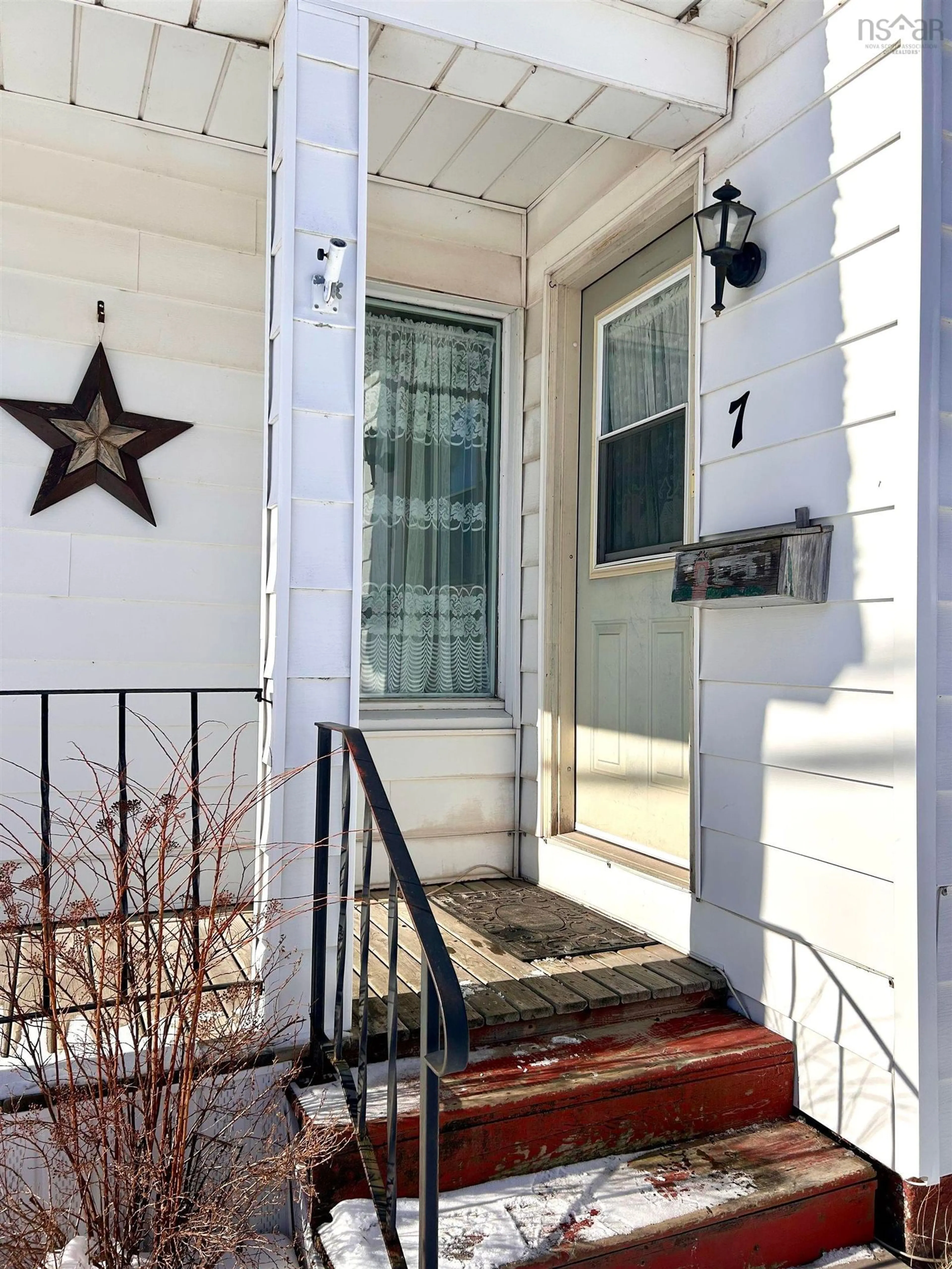 Indoor entryway for 7 Cornwall St, Amherst Nova Scotia B4H 1H3