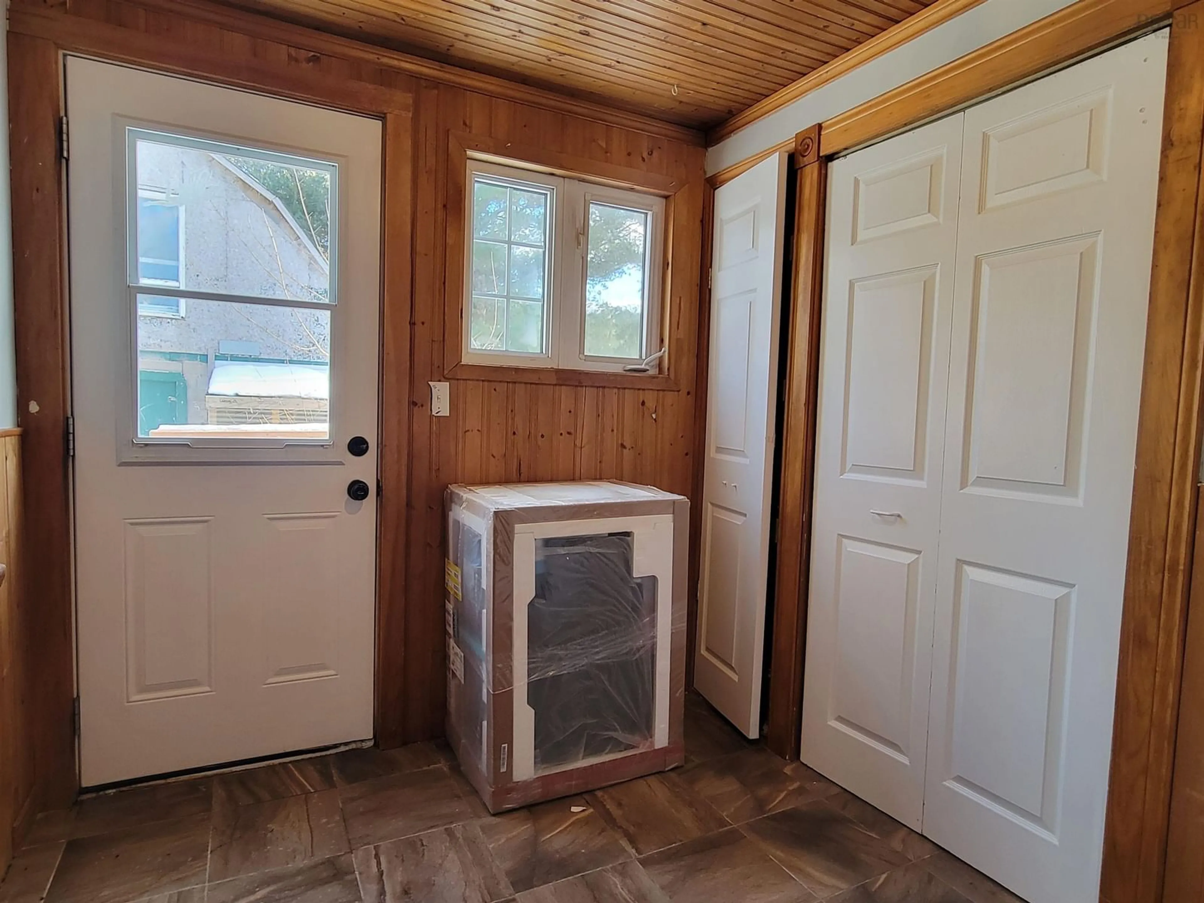 Indoor entryway for 209 Highway 215, Newport Corner Nova Scotia B0N 1L0