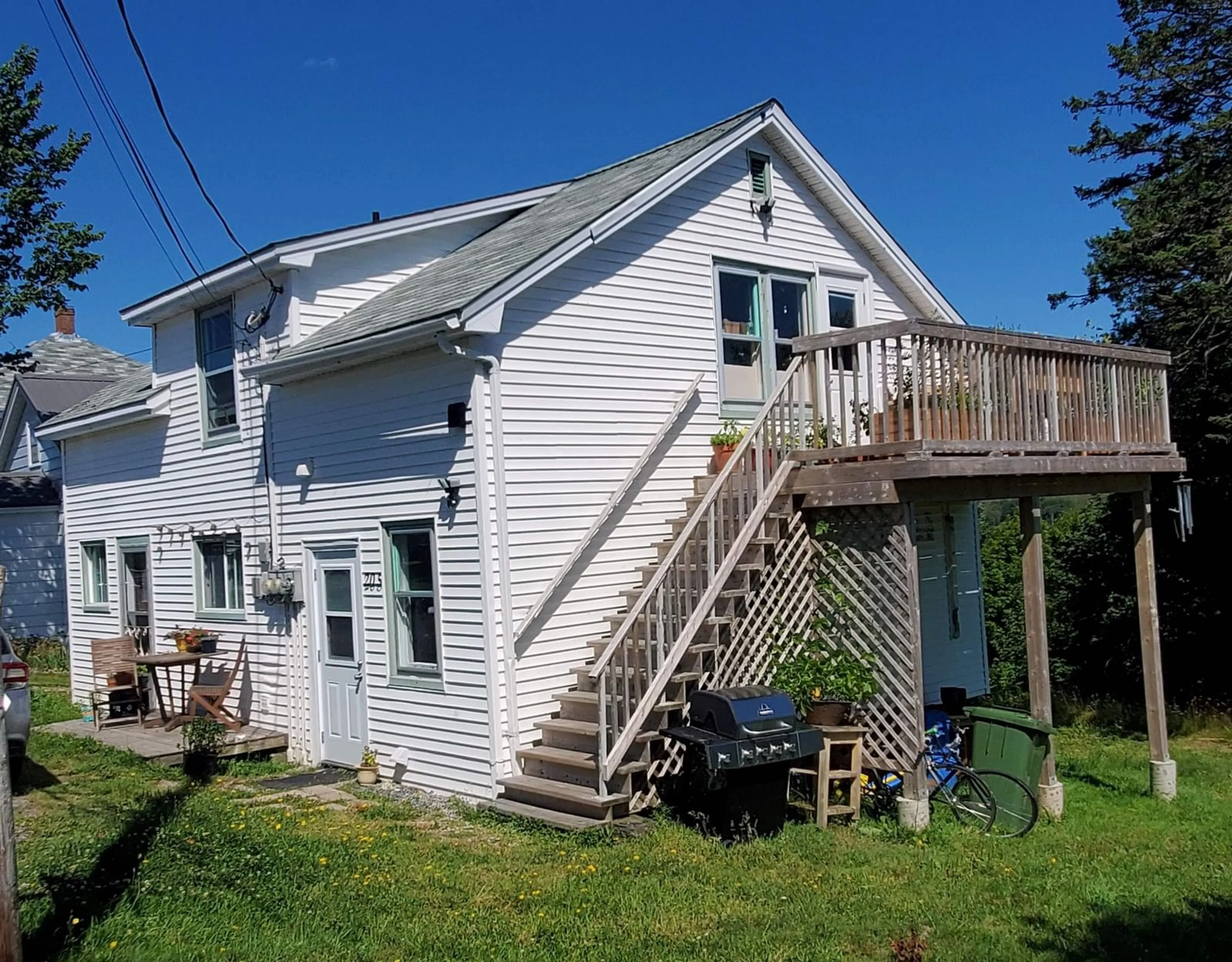 Home with vinyl exterior material, building for 205 Lawrence St, Lunenburg Nova Scotia B0J 1C0