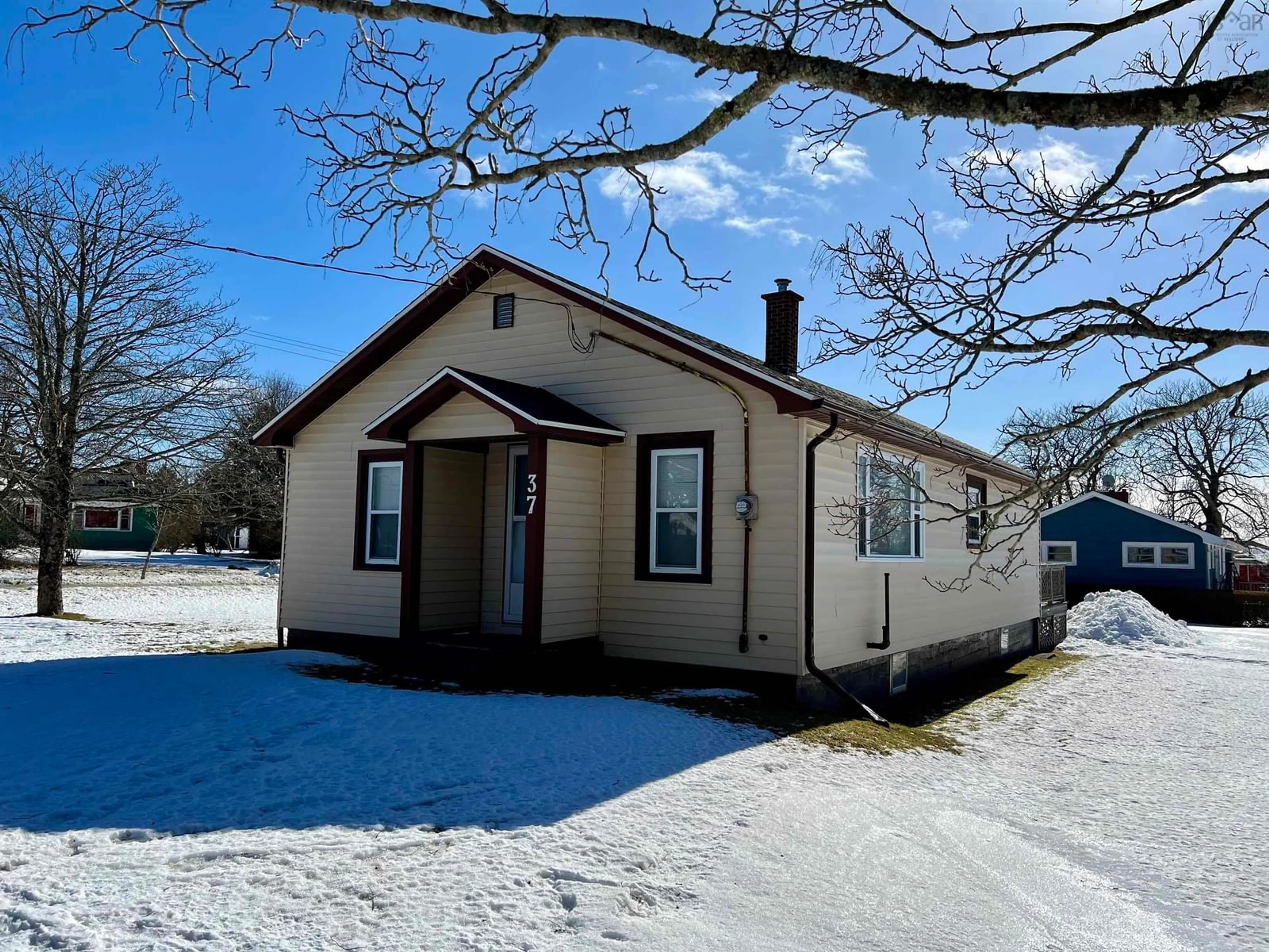 A pic from outside/outdoor area/front of a property/back of a property/a pic from drone, building for 37 Elm St, Yarmouth Nova Scotia B5A 2P8