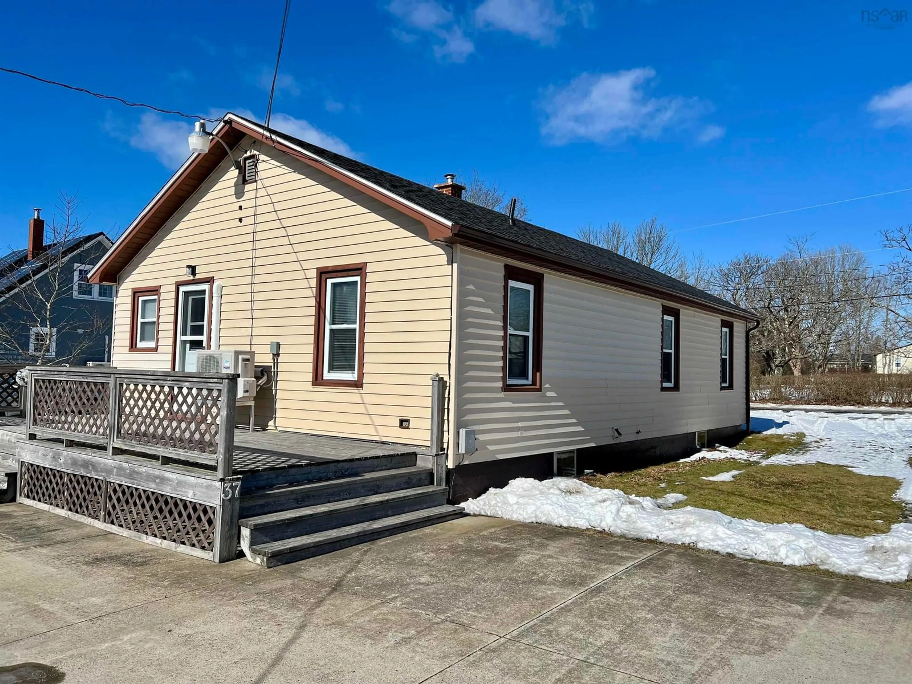 Home with vinyl exterior material, building for 37 Elm St, Yarmouth Nova Scotia B5A 2P8