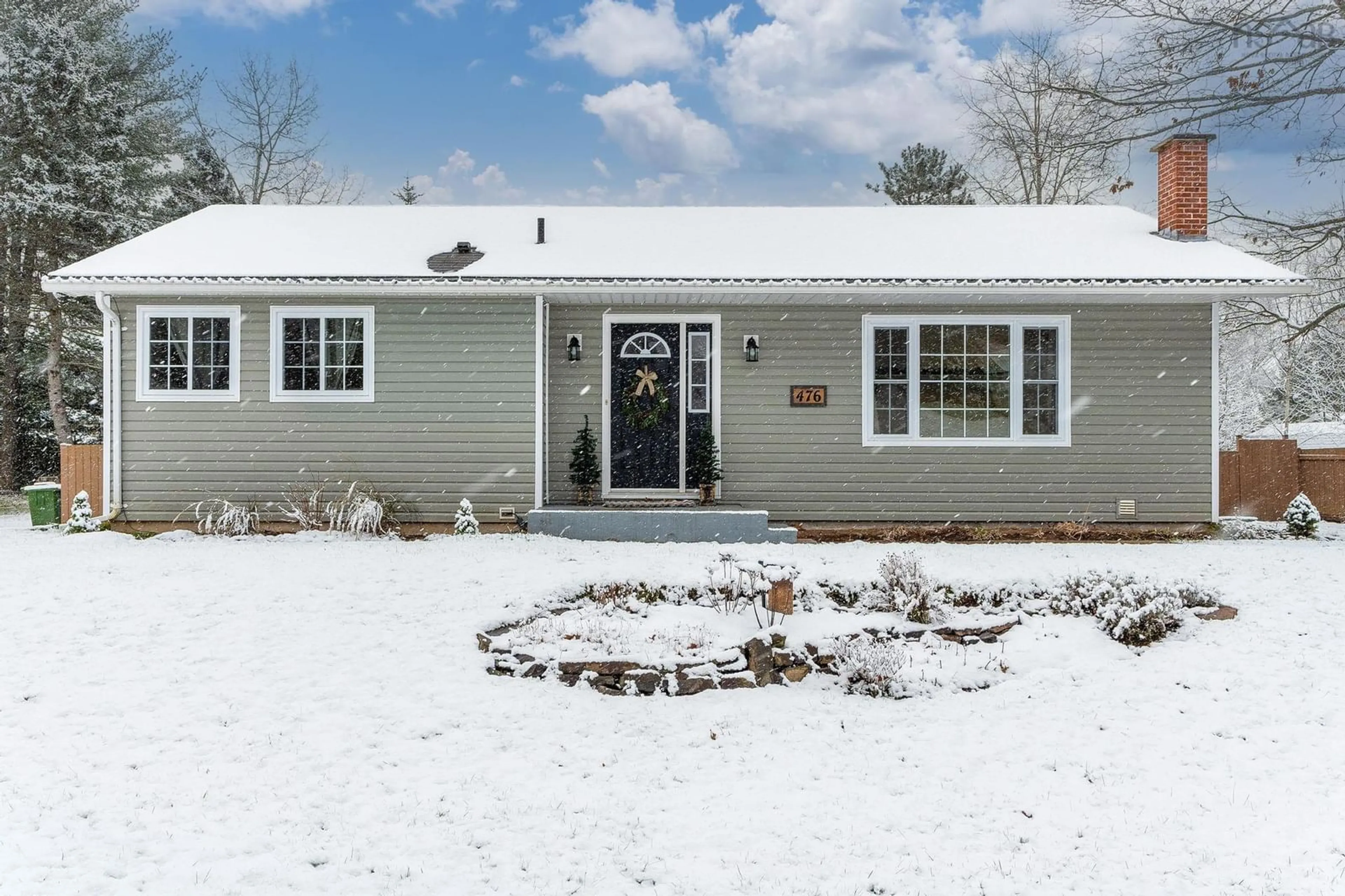 Home with vinyl exterior material, street for 476 Pine Ridge Ave, Kingston Nova Scotia B0P 1R0