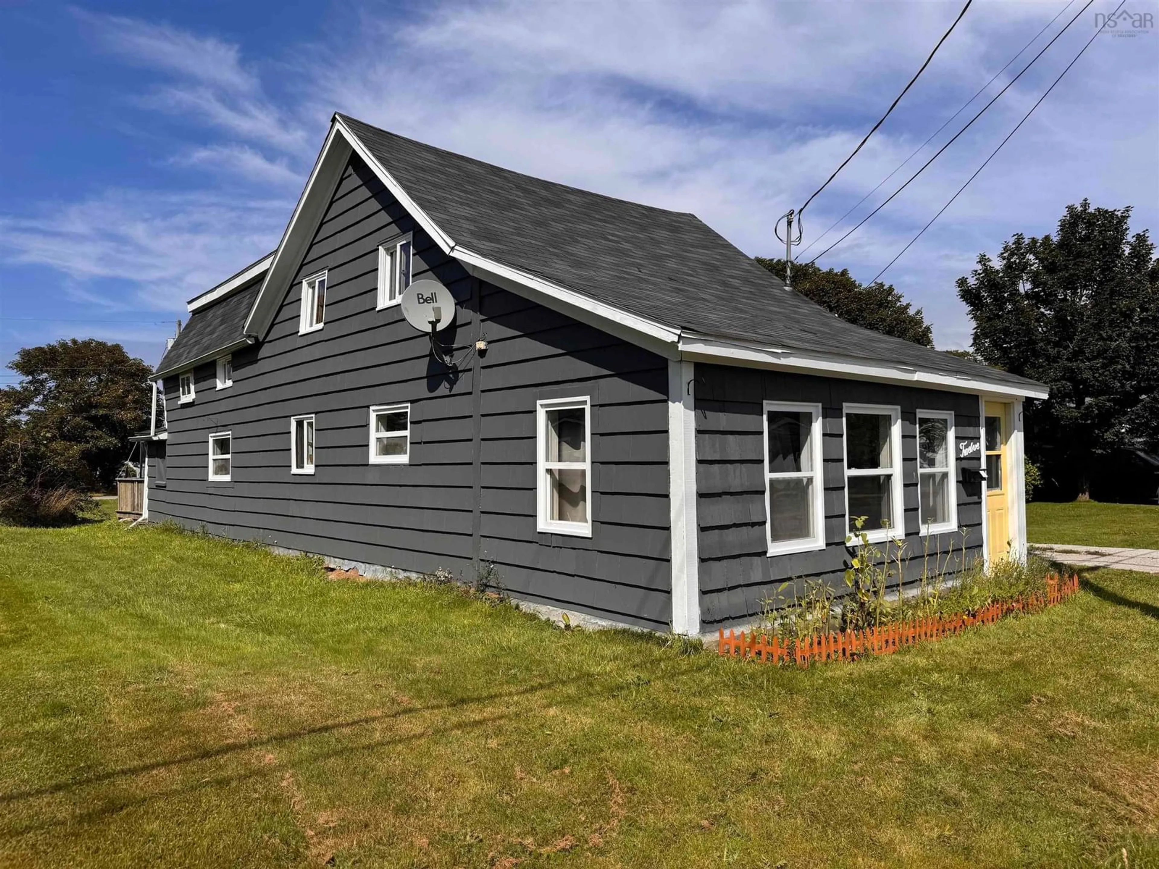 Home with vinyl exterior material, building for 12 Church St, Yarmouth Nova Scotia B5A 3Z1