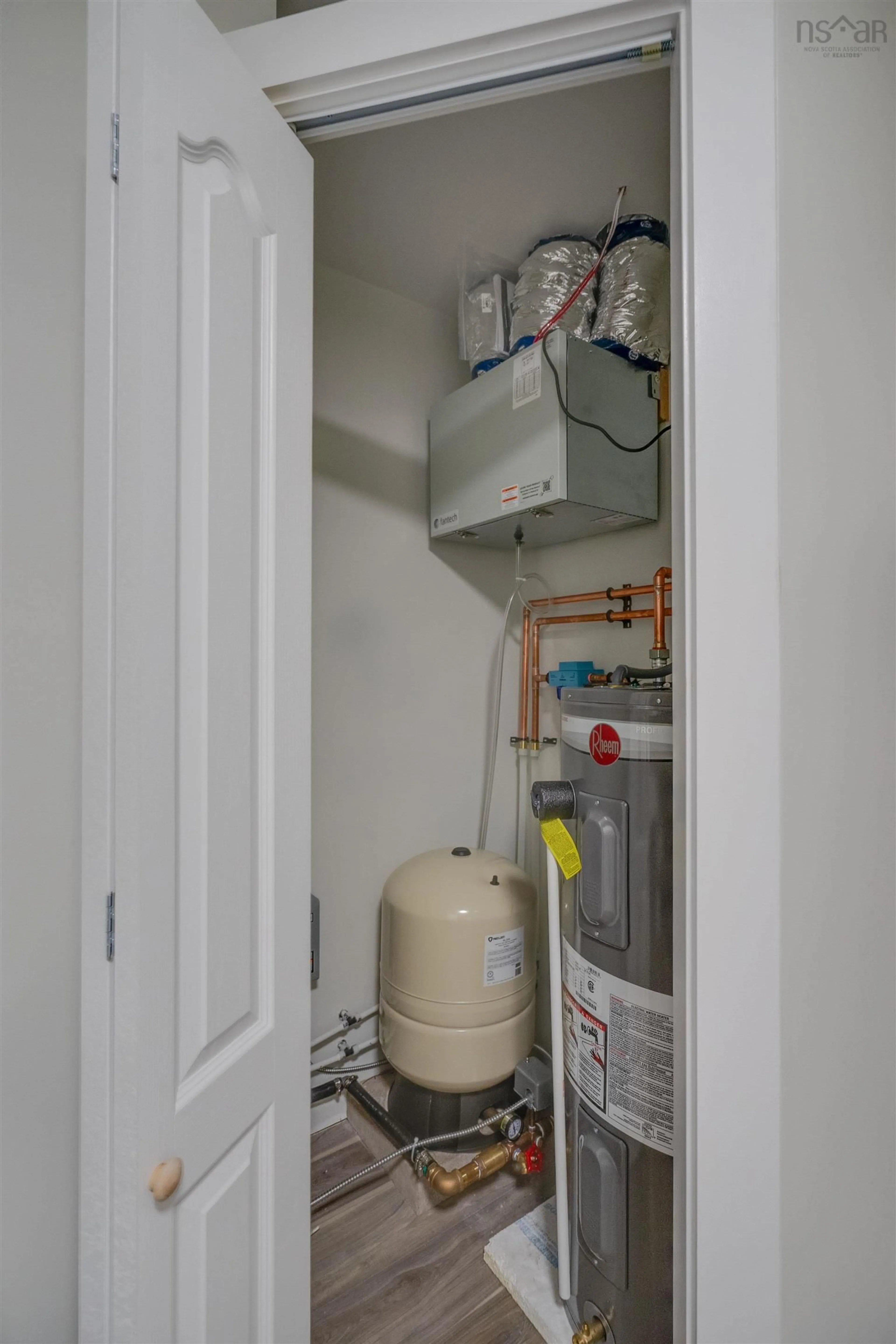 Laundry room for 397 Main St, Kingston Nova Scotia B0P 1R0