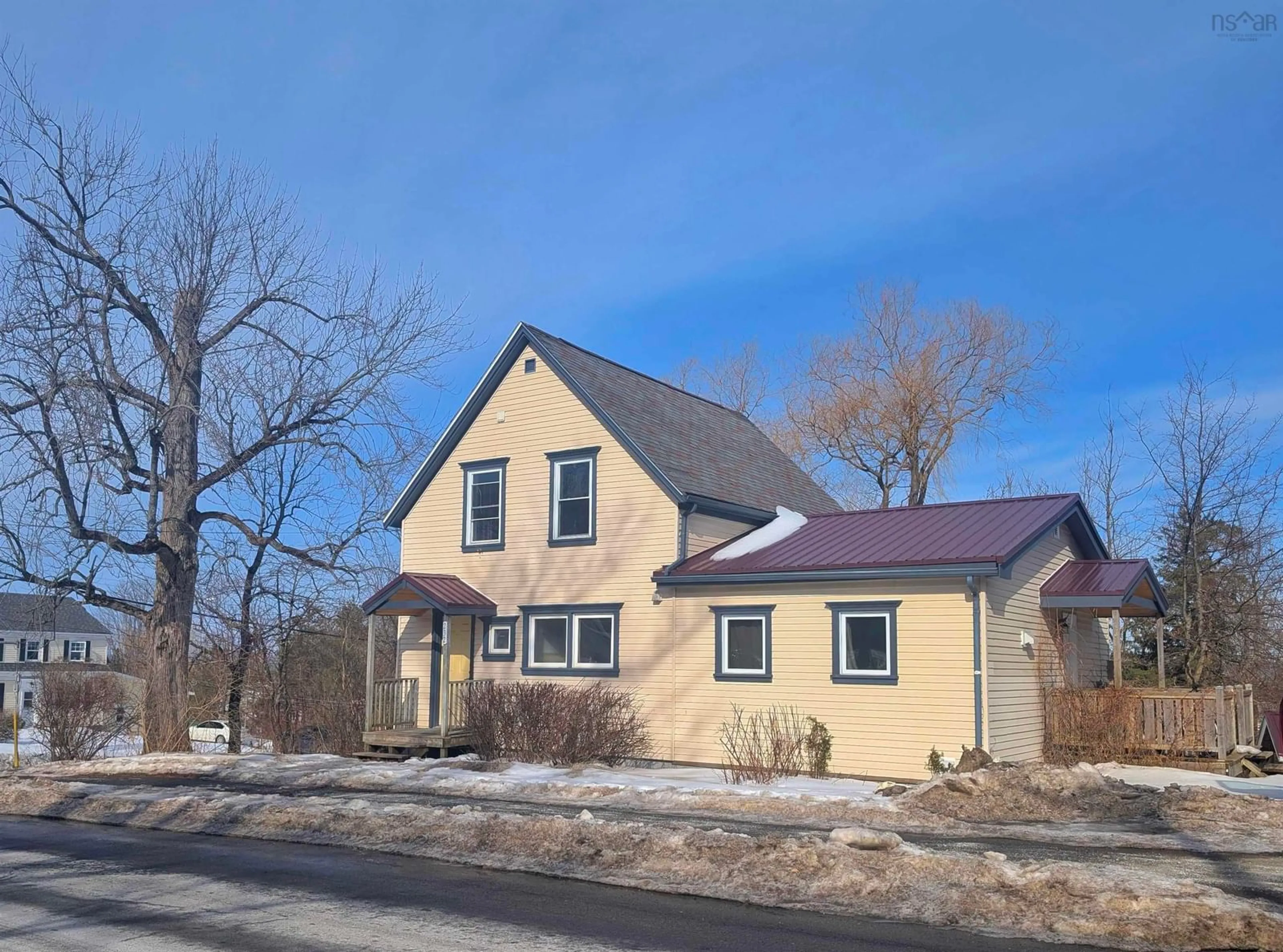 Home with vinyl exterior material, street for 232 Pleasant St, Wolfville Nova Scotia B4P 1N7