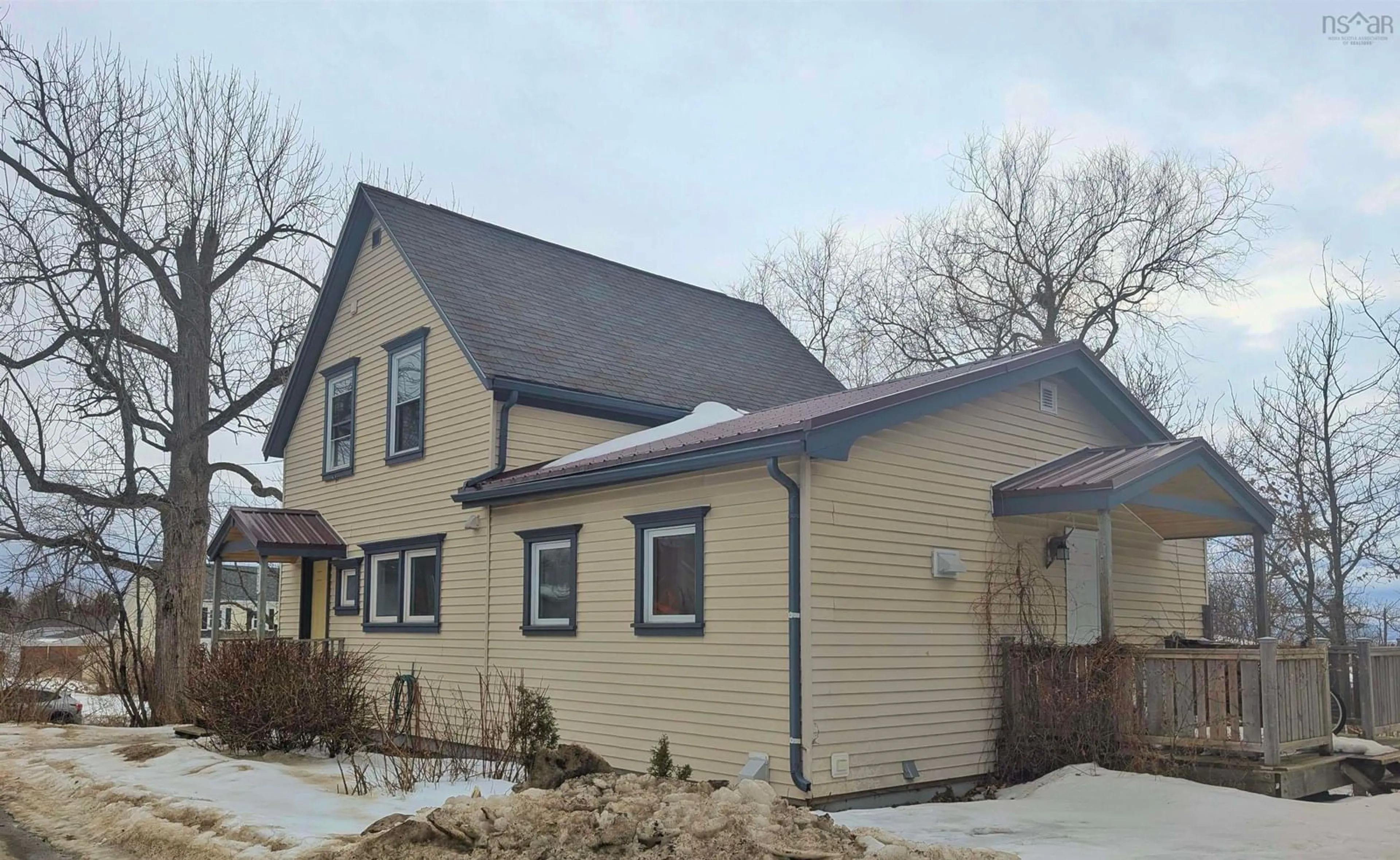 Home with vinyl exterior material, street for 232 Pleasant St, Wolfville Nova Scotia B4P 1N7