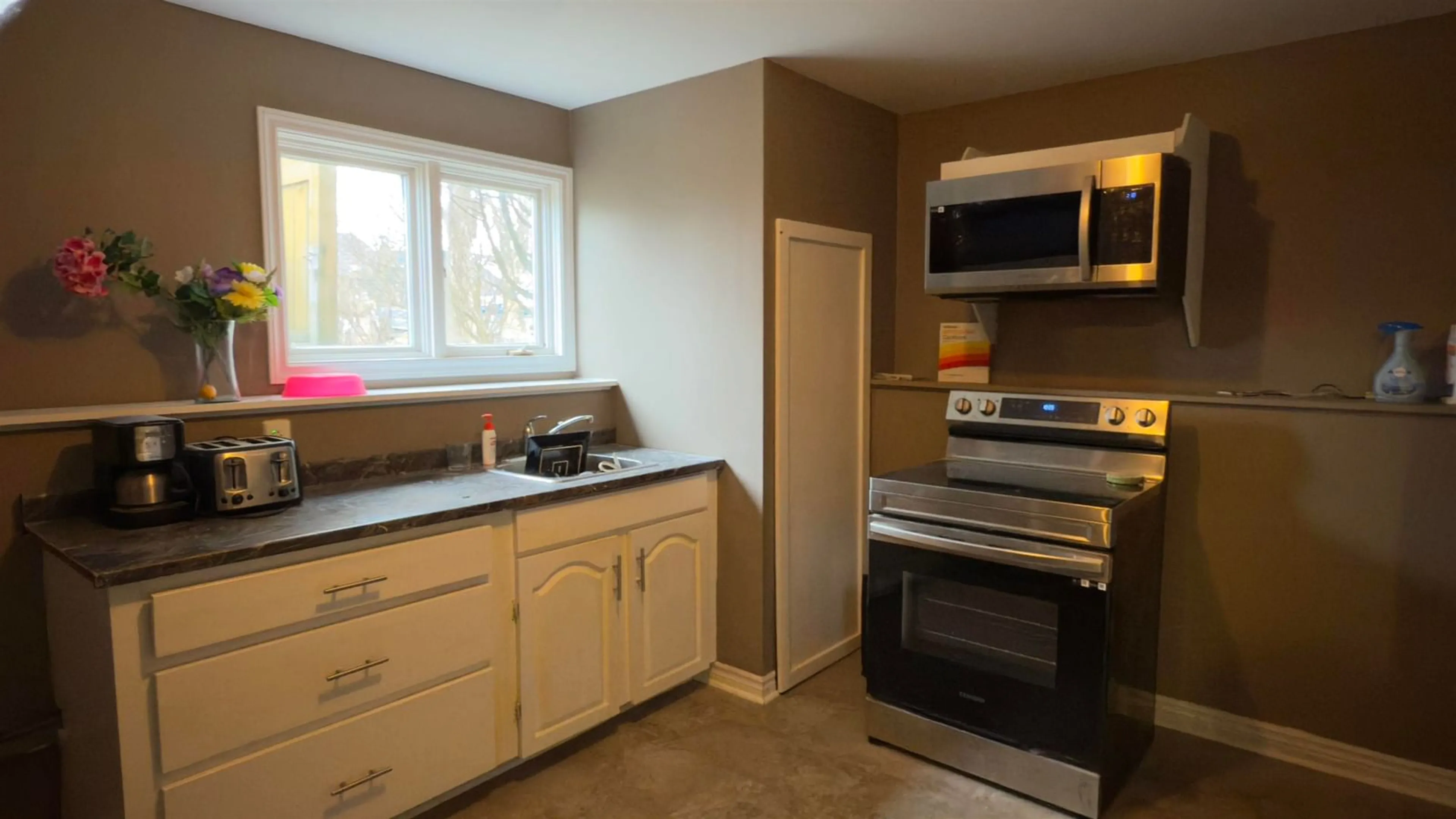 Standard kitchen, unknown for 59 Porter St, Yarmouth Nova Scotia B5A 2Y8