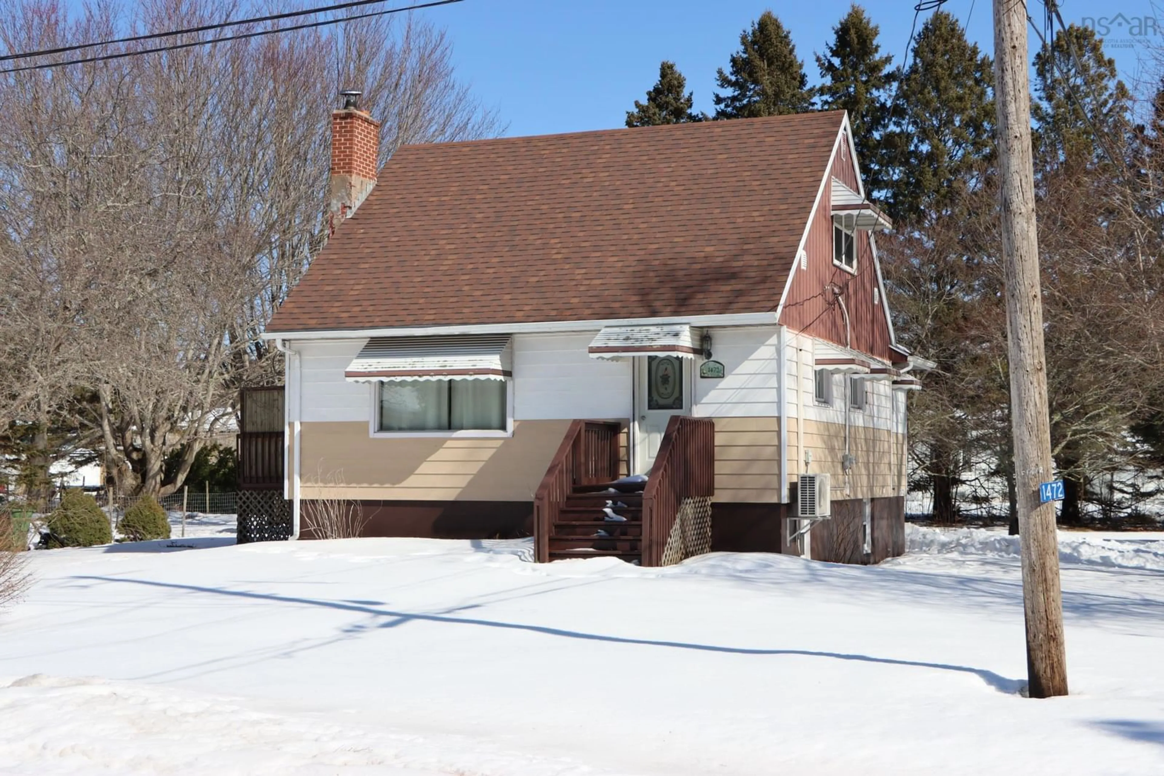 Home with vinyl exterior material, street for 1472 Elizabeth Ave, Kingston Nova Scotia B0P 1R0