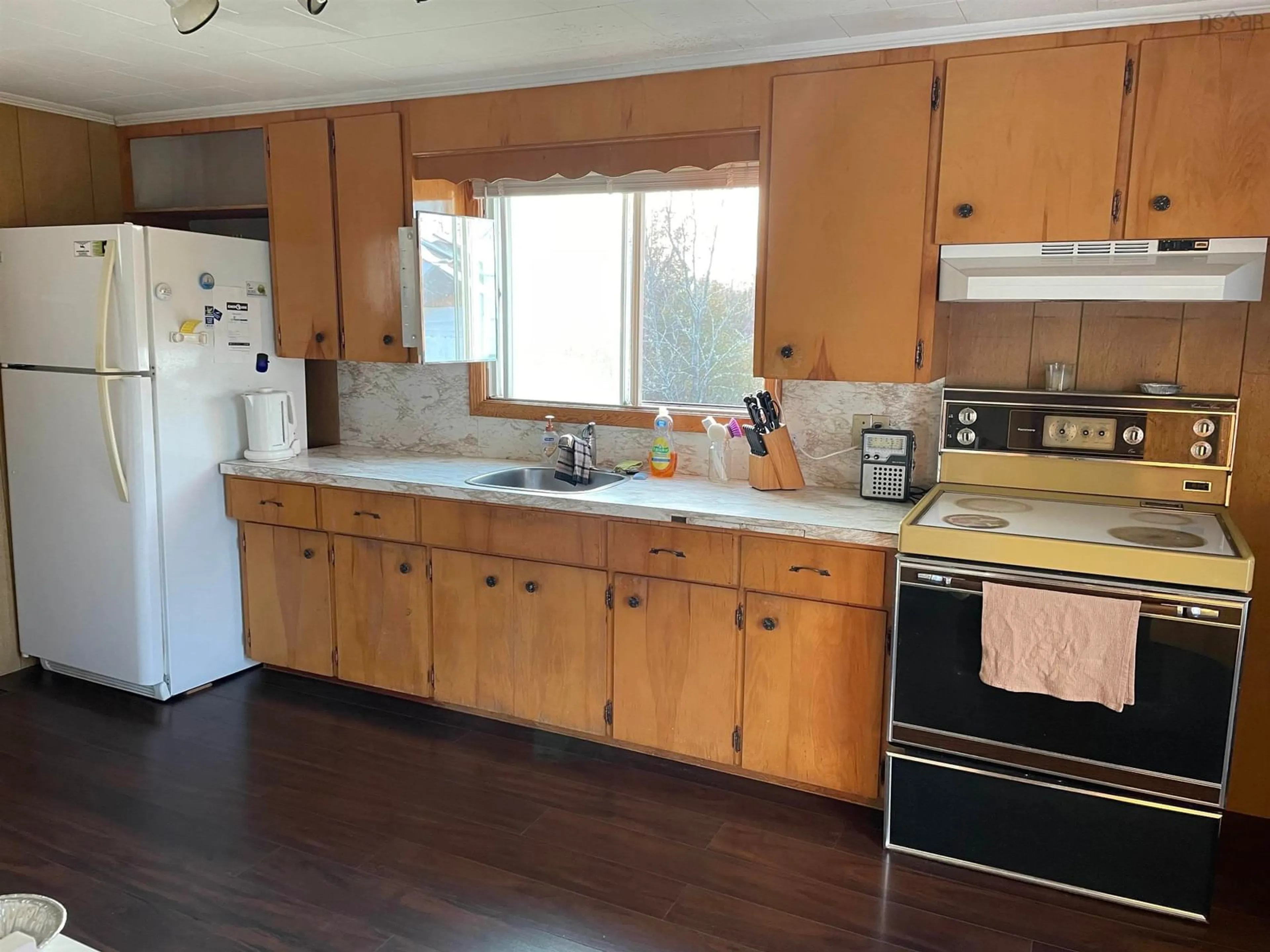 Standard kitchen, wood/laminate floor for 308 Middlewood Diversion, Middlewood Nova Scotia B4V 6L8