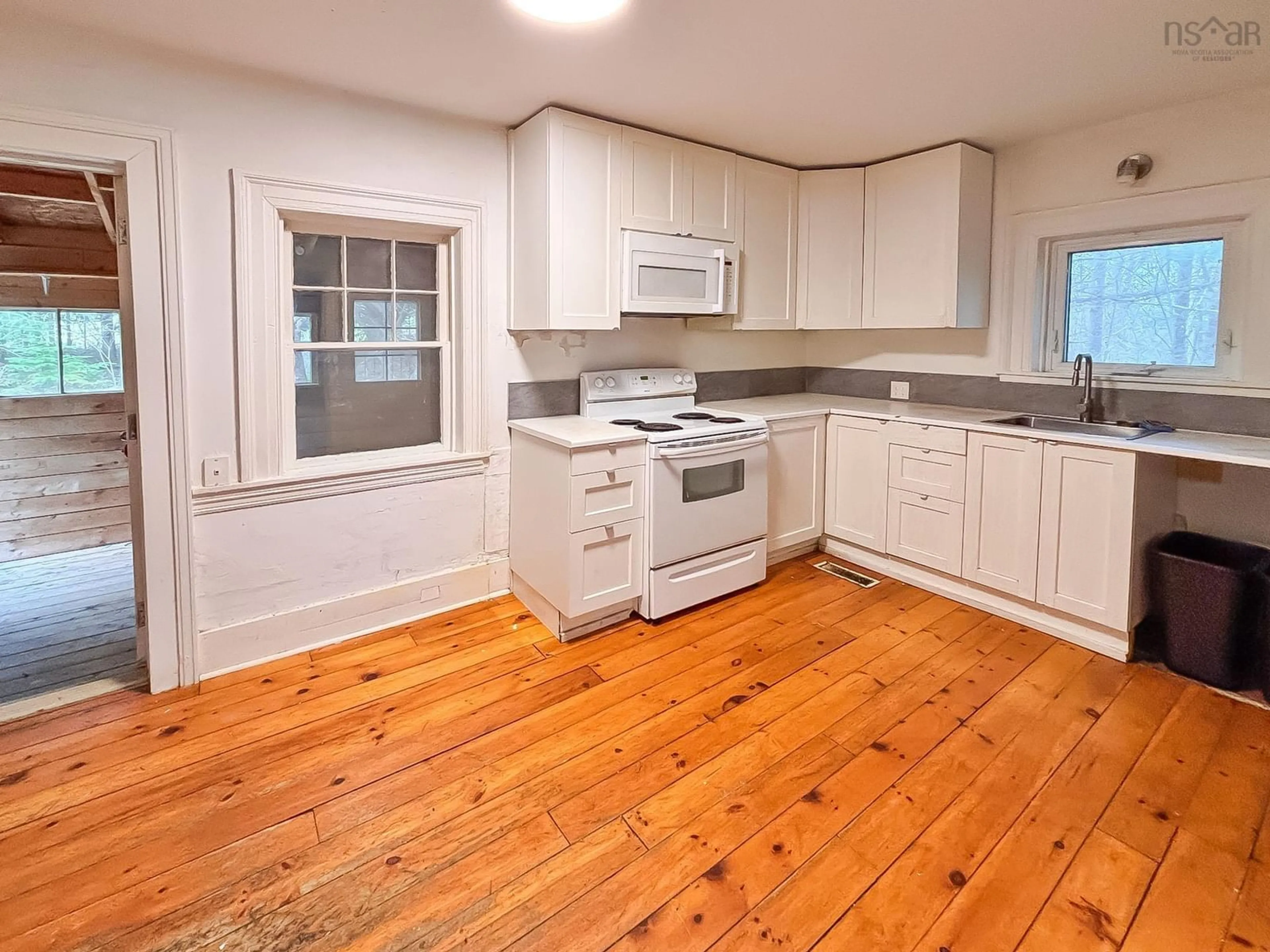 Standard kitchen, wood/laminate floor for 111 Main St, Mahone Bay Nova Scotia B0J 2C0