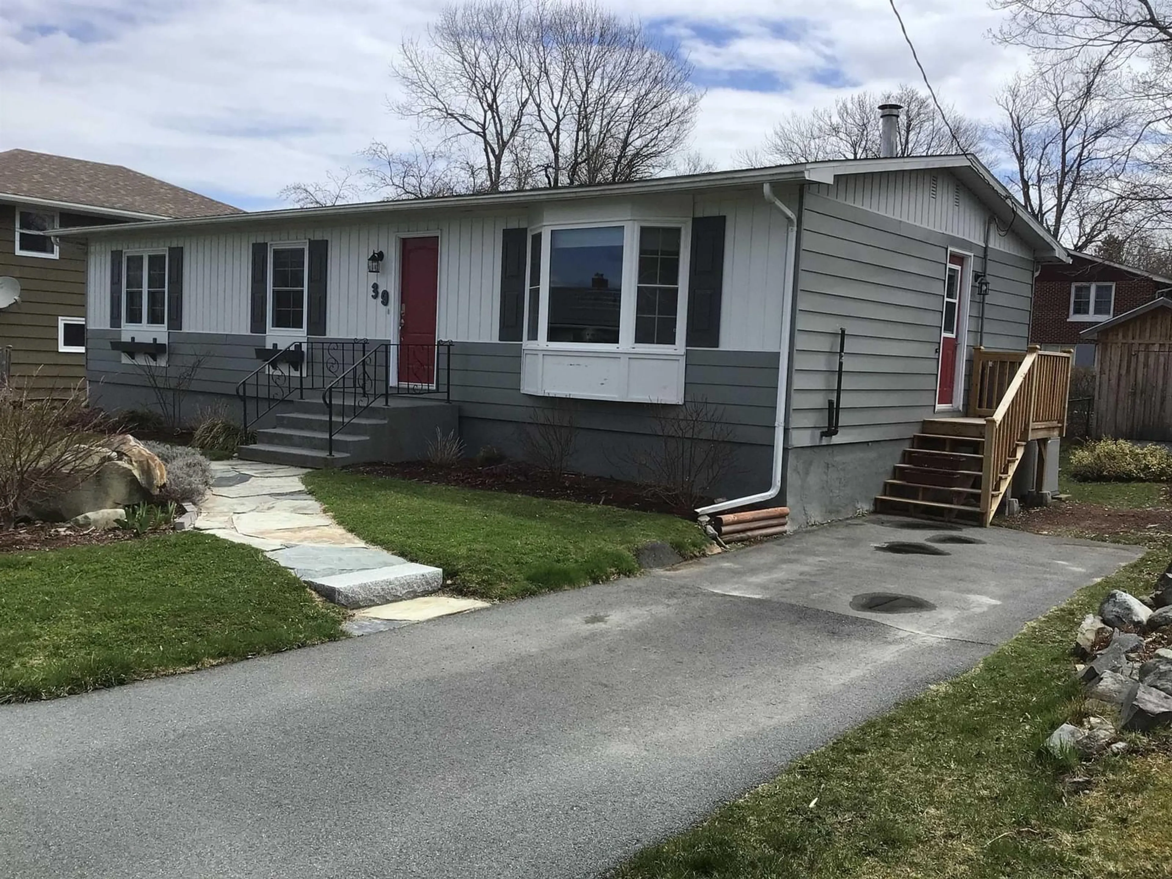 Home with vinyl exterior material, street for 39 William St, Liverpool Nova Scotia B0T 1K0