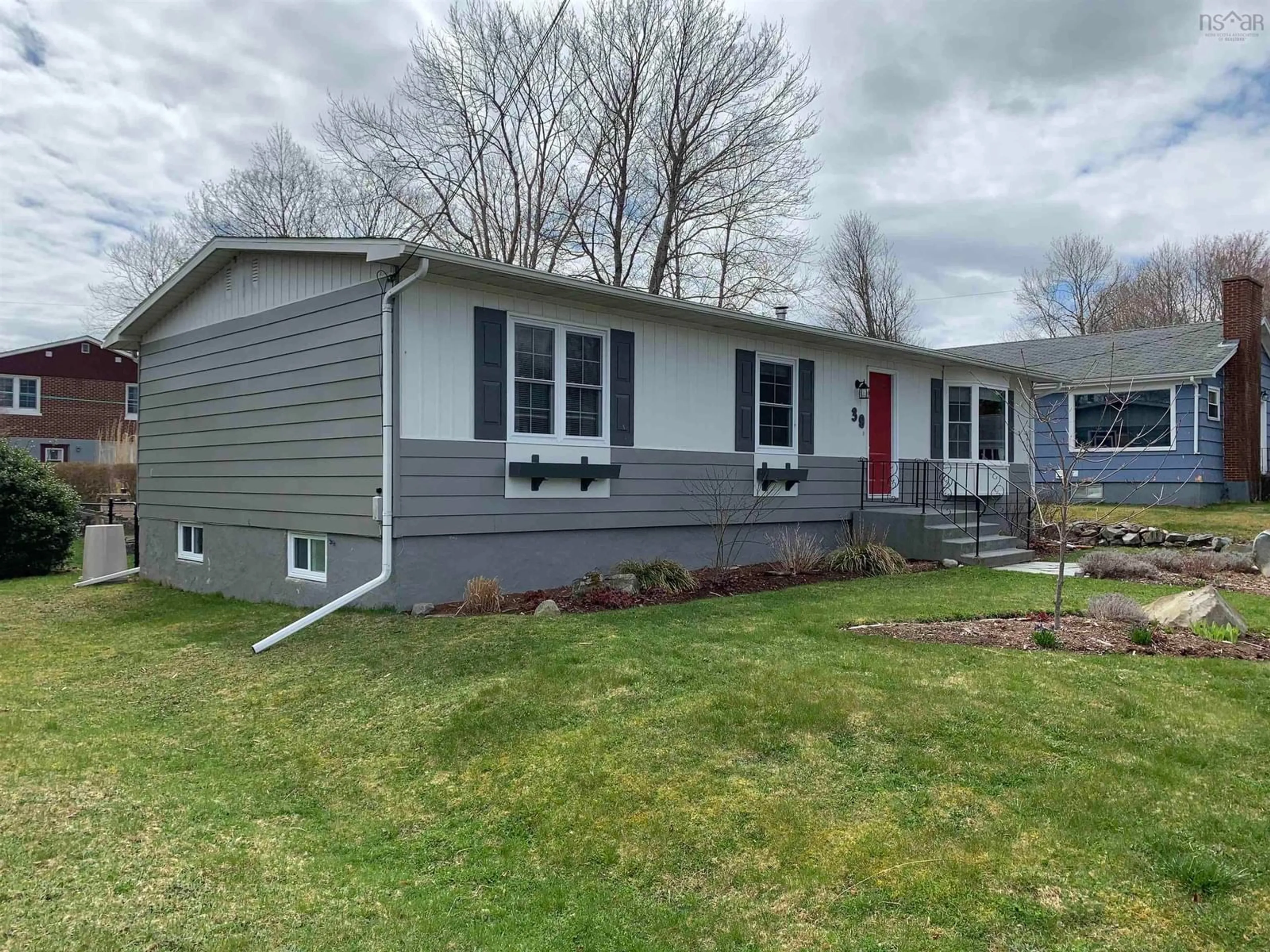 Home with vinyl exterior material, street for 39 William St, Liverpool Nova Scotia B0T 1K0