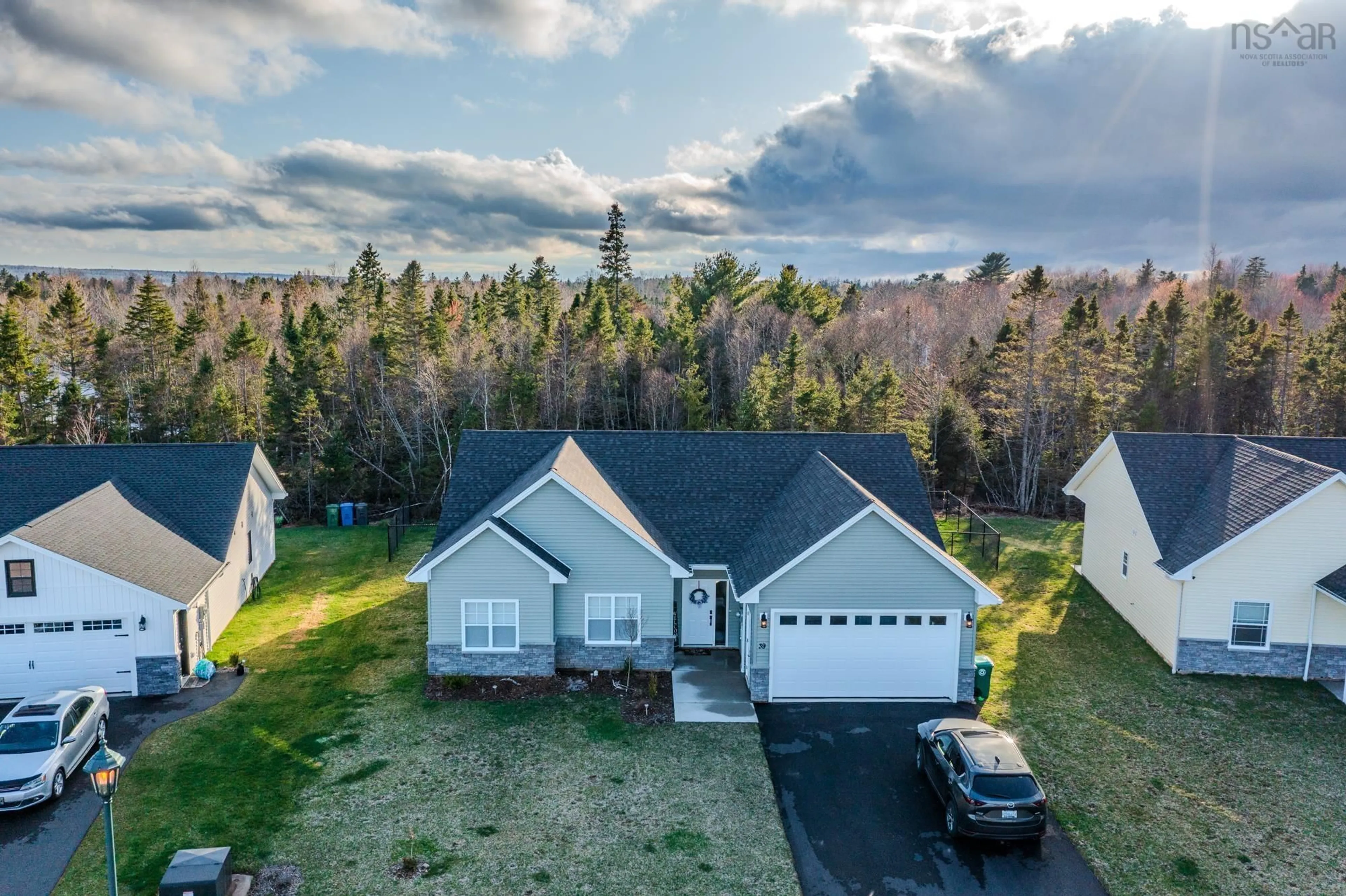 A pic from outside/outdoor area/front of a property/back of a property/a pic from drone, unknown for 39 Oxford Crt, Valley Nova Scotia B6L 4G1