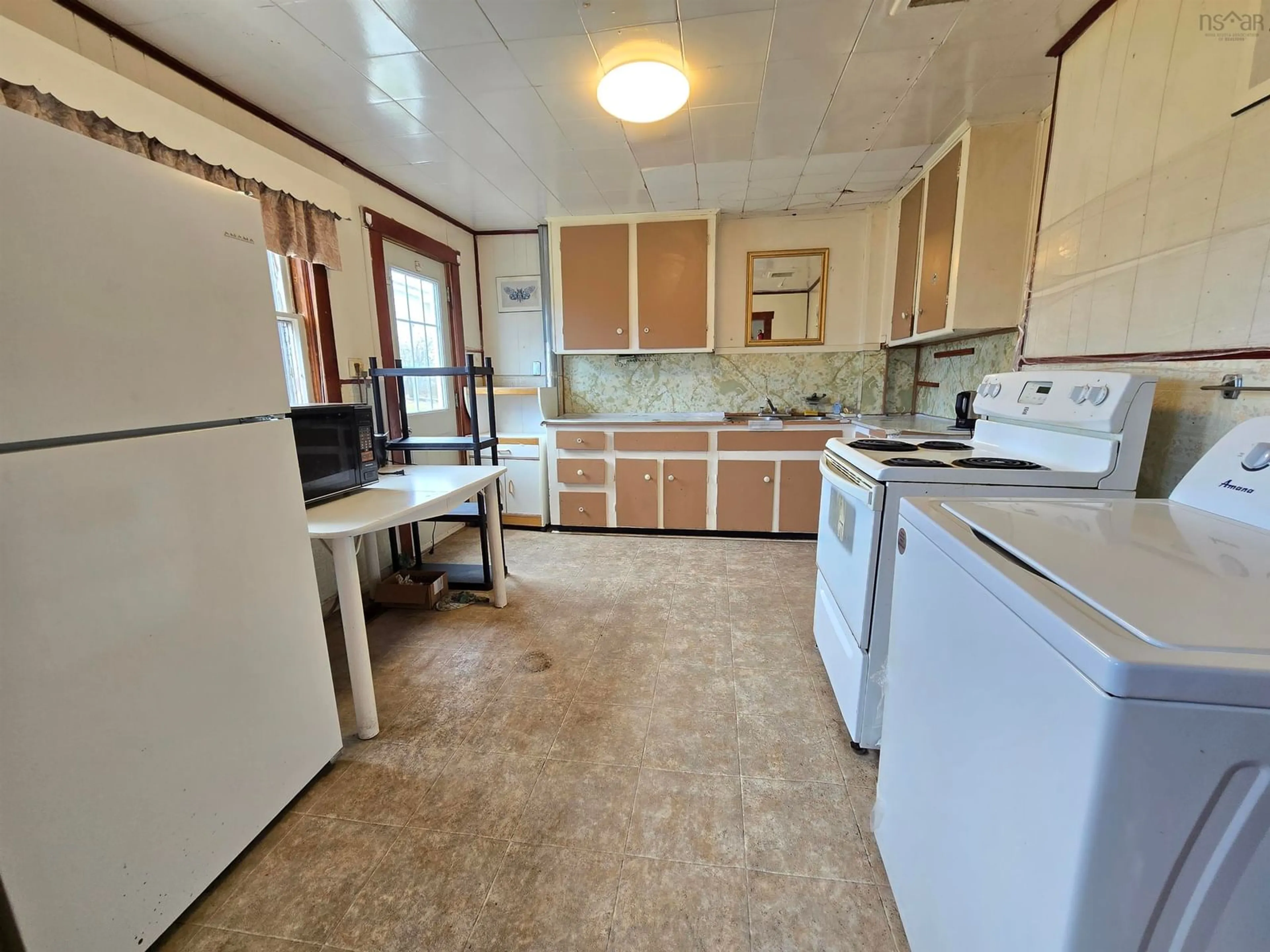 Standard kitchen, ceramic/tile floor for 98 Richmond St, Sydney Nova Scotia B1P 2V2