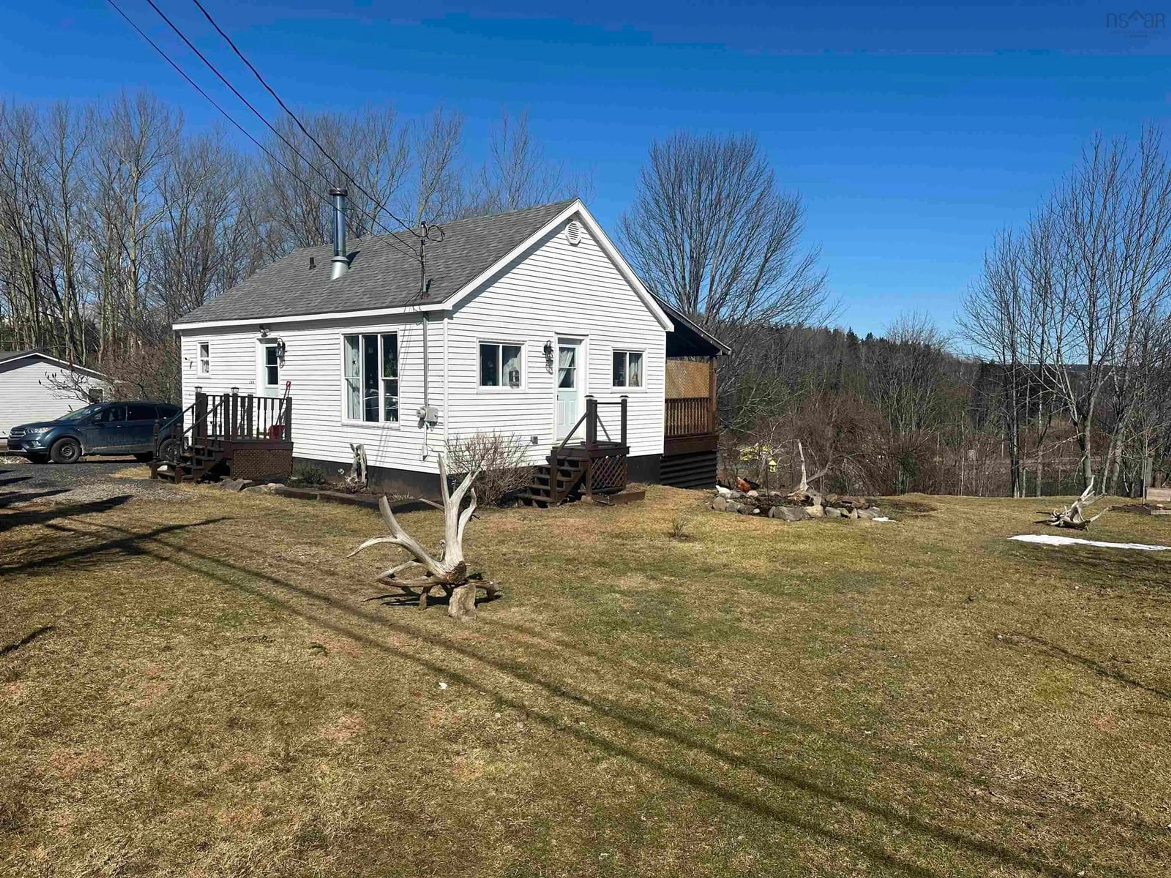 A pic from outside/outdoor area/front of a property/back of a property/a pic from drone, unknown for 288 Hattie St, Mulgrave Nova Scotia B0E 2G0