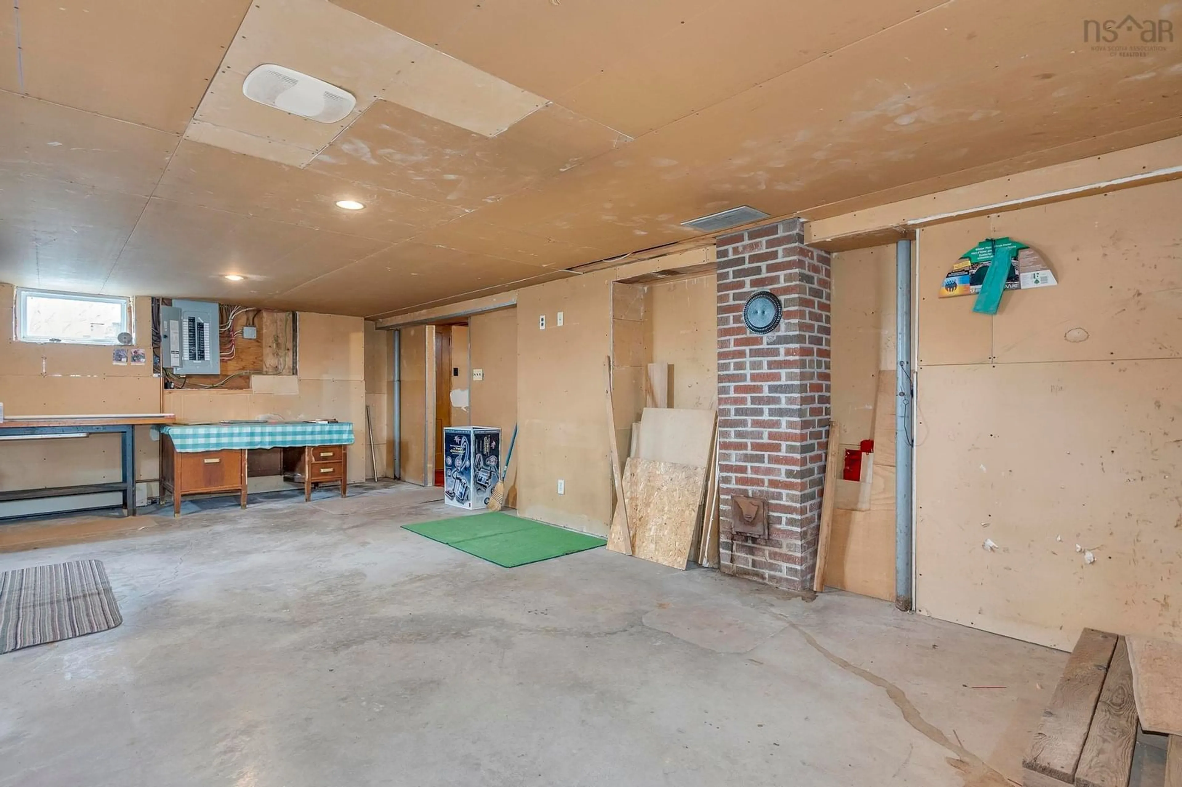 Indoor foyer for 4022 Aylesford Rd, Lake Paul Nova Scotia B0P 1C0