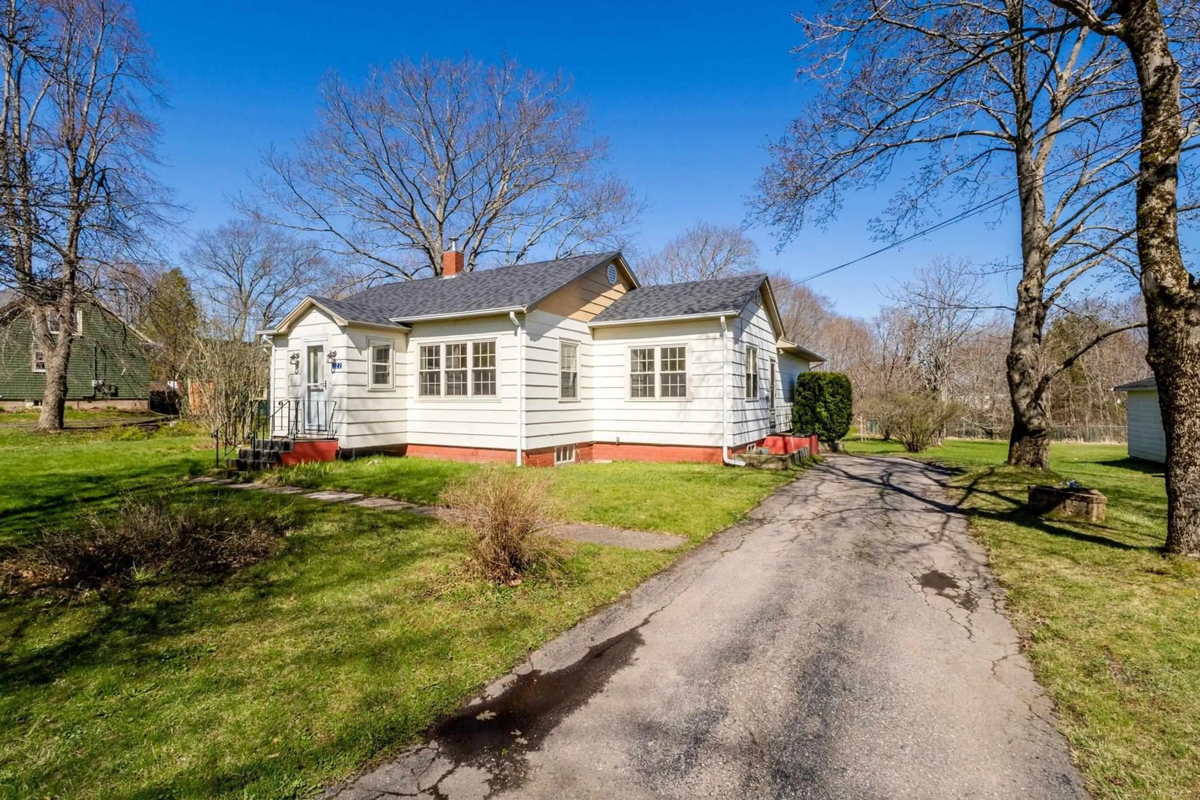 A pic from outside/outdoor area/front of a property/back of a property/a pic from drone, street for 122 Maple Ave, Berwick Nova Scotia B0P 1E0
