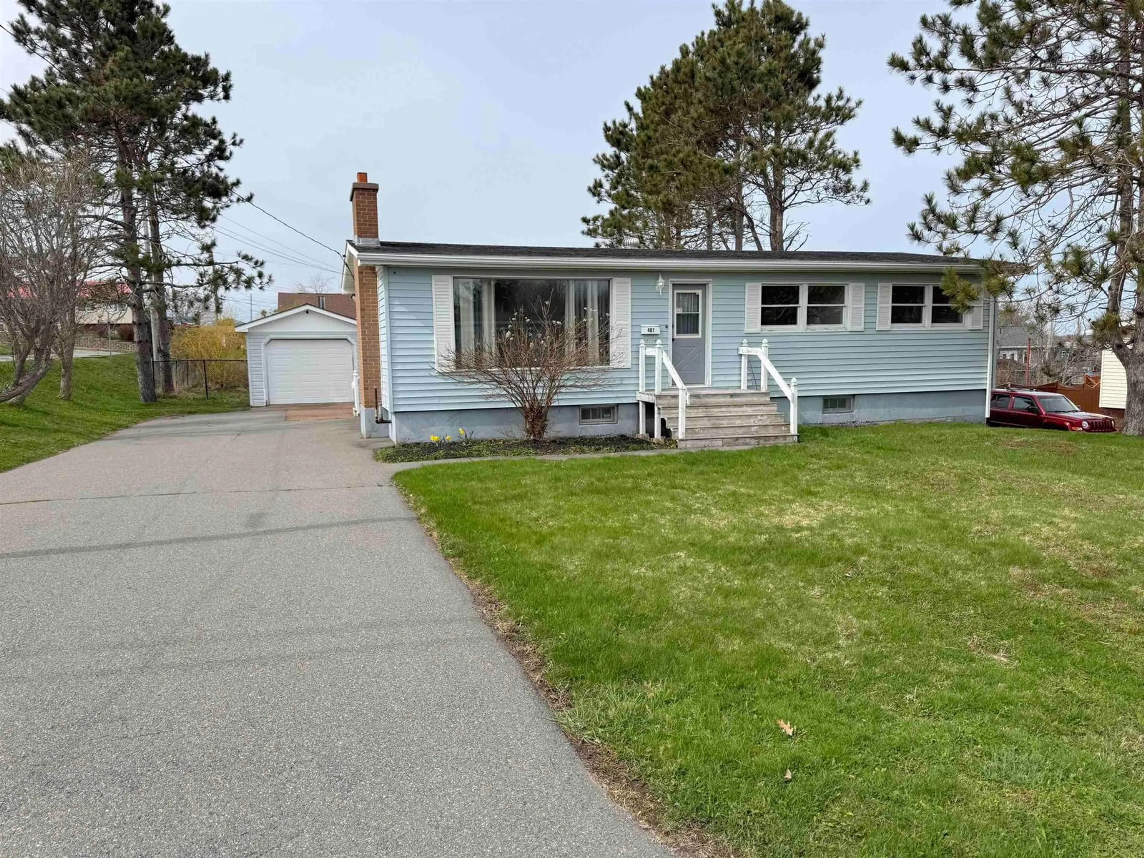Home with vinyl exterior material, street for 401 Birch St, New Glasgow Nova Scotia B2H 1X8