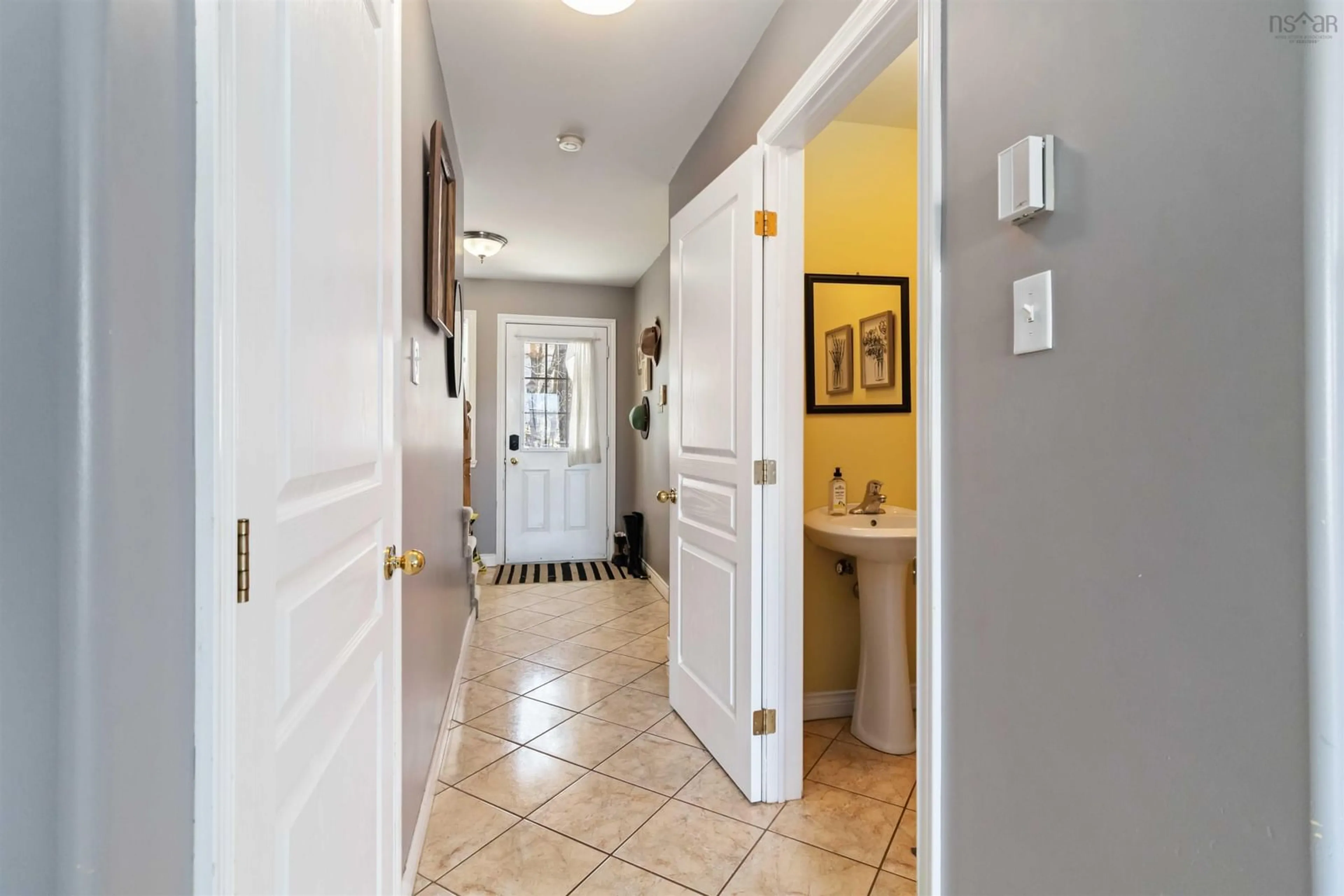 Indoor entryway for 3782 Memorial Dr, Halifax Nova Scotia B3K 6R6