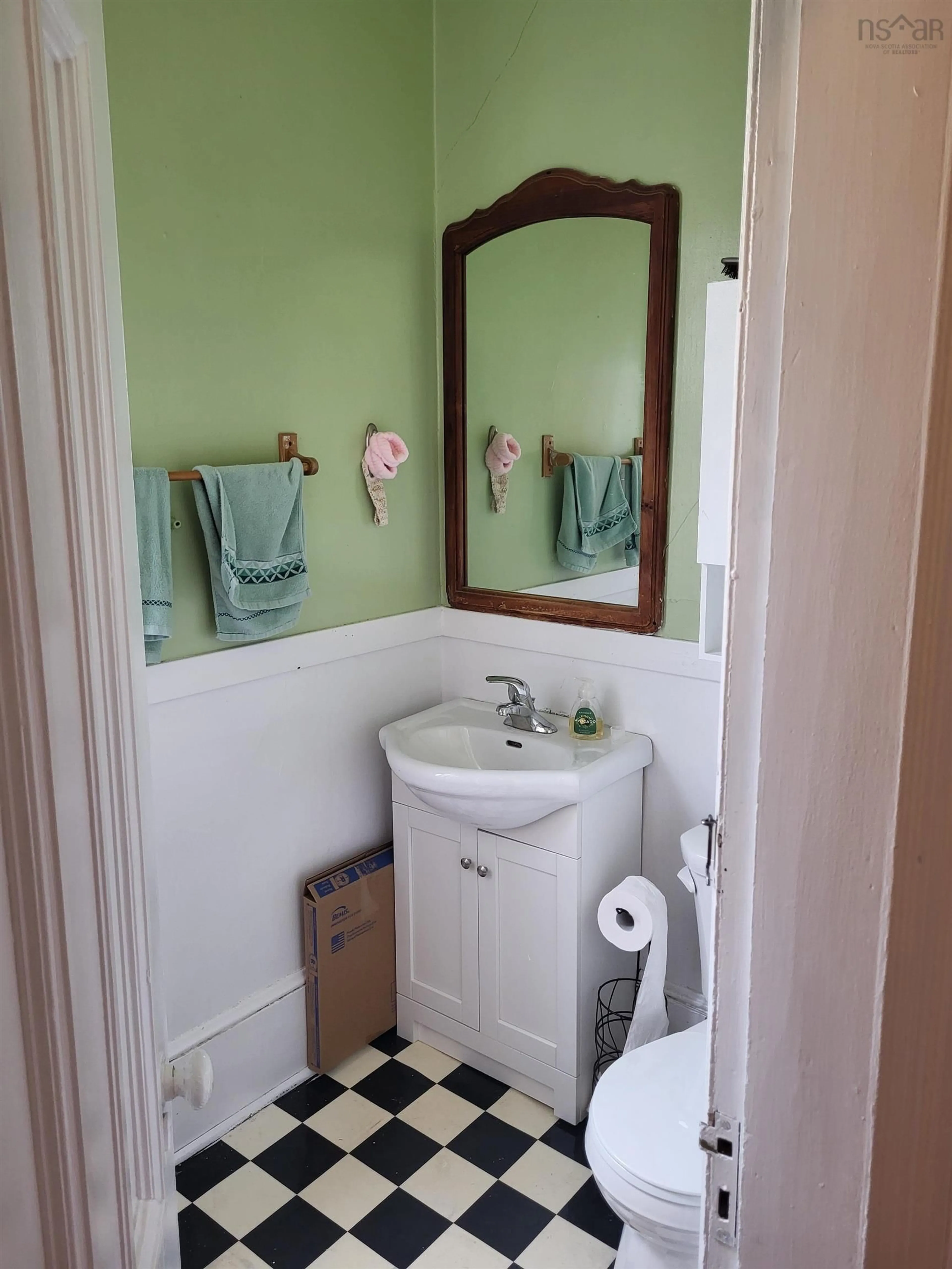 Standard bathroom, unknown for 5685 Inglis St, Halifax Nova Scotia B3H 1K2