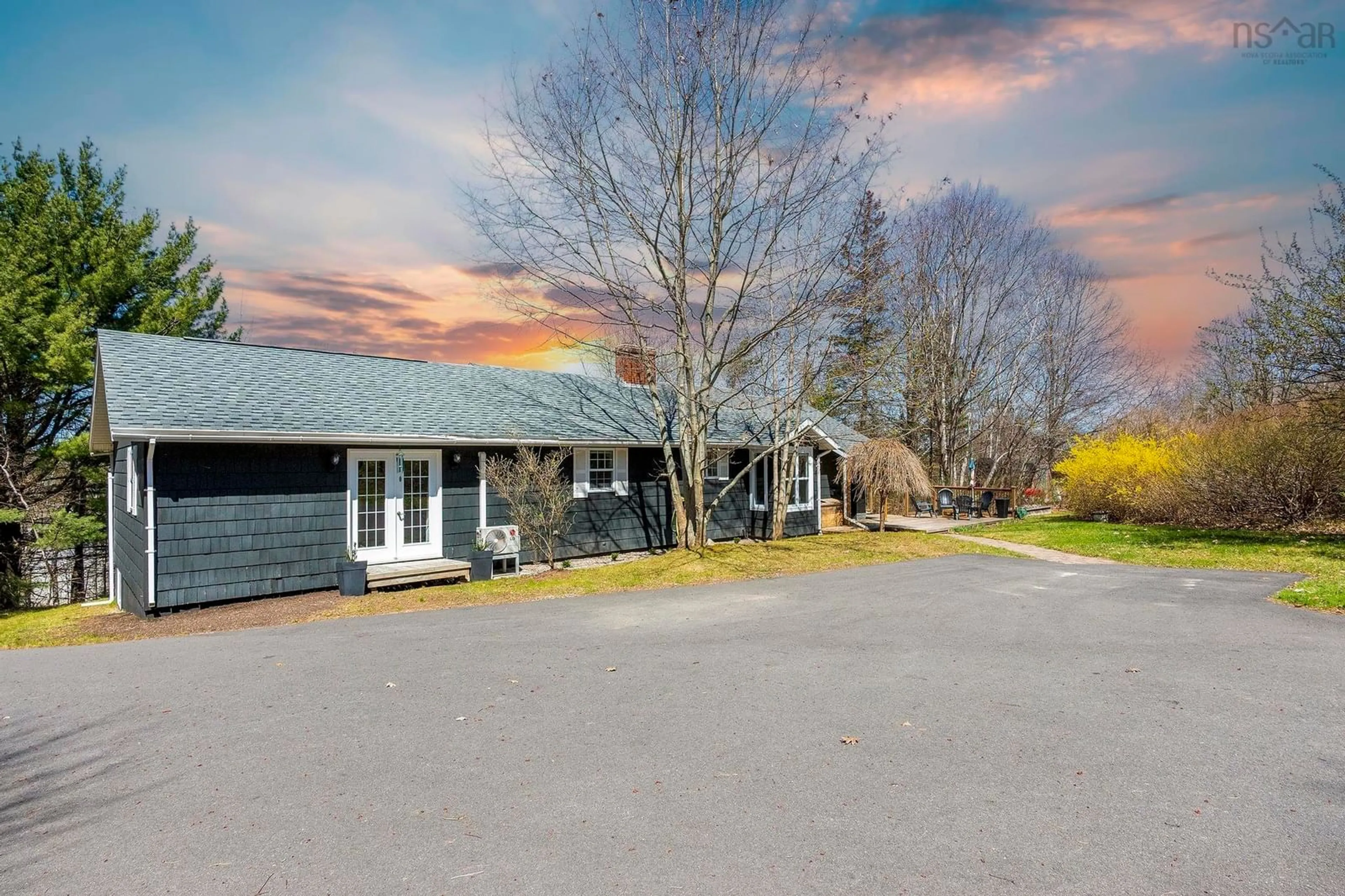 A pic from outside/outdoor area/front of a property/back of a property/a pic from drone, unknown for 256 Park St, Kentville Nova Scotia B4N 1M8