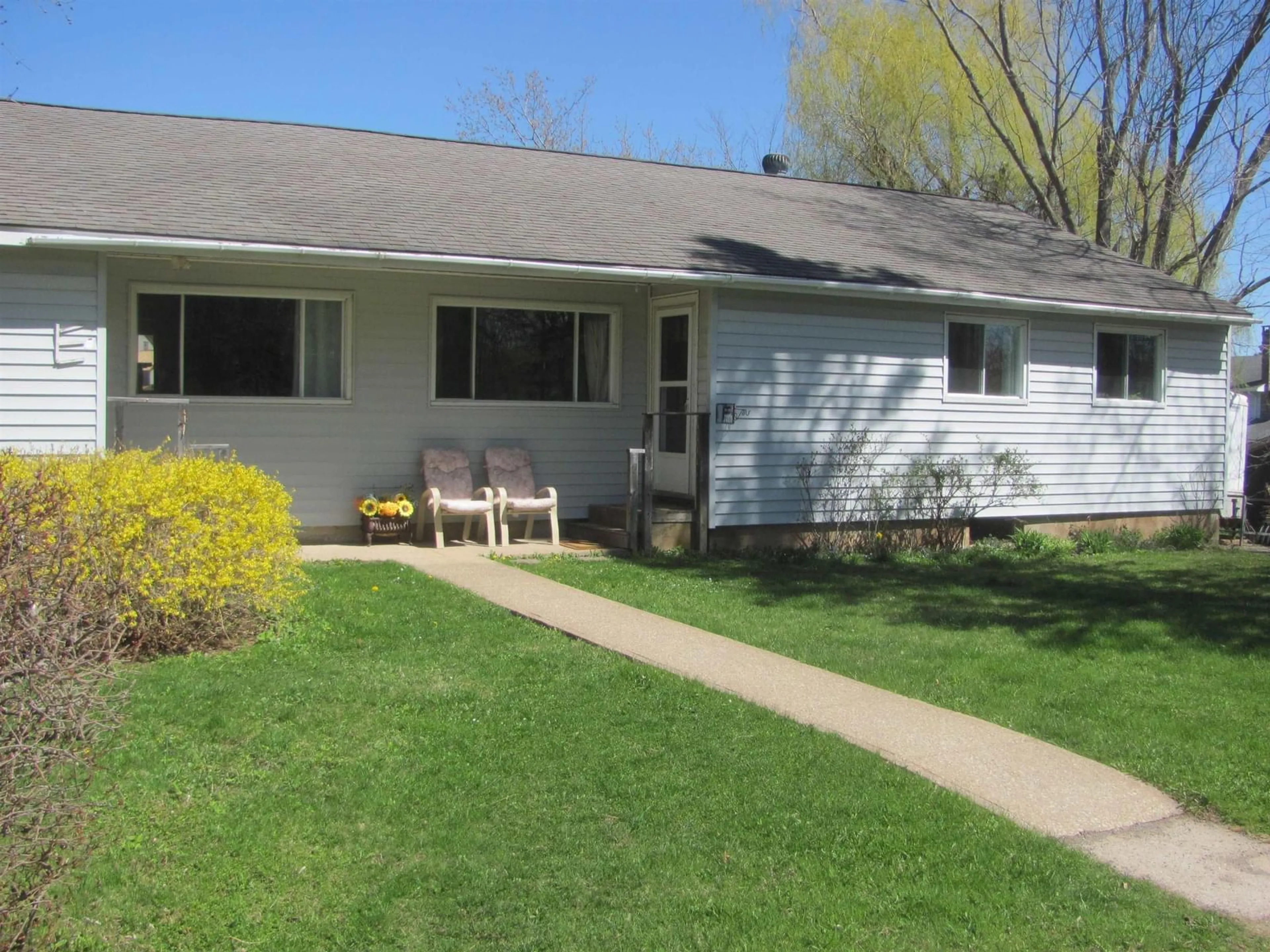Home with vinyl exterior material, street for 993 King St, Windsor Nova Scotia B0N 2T0
