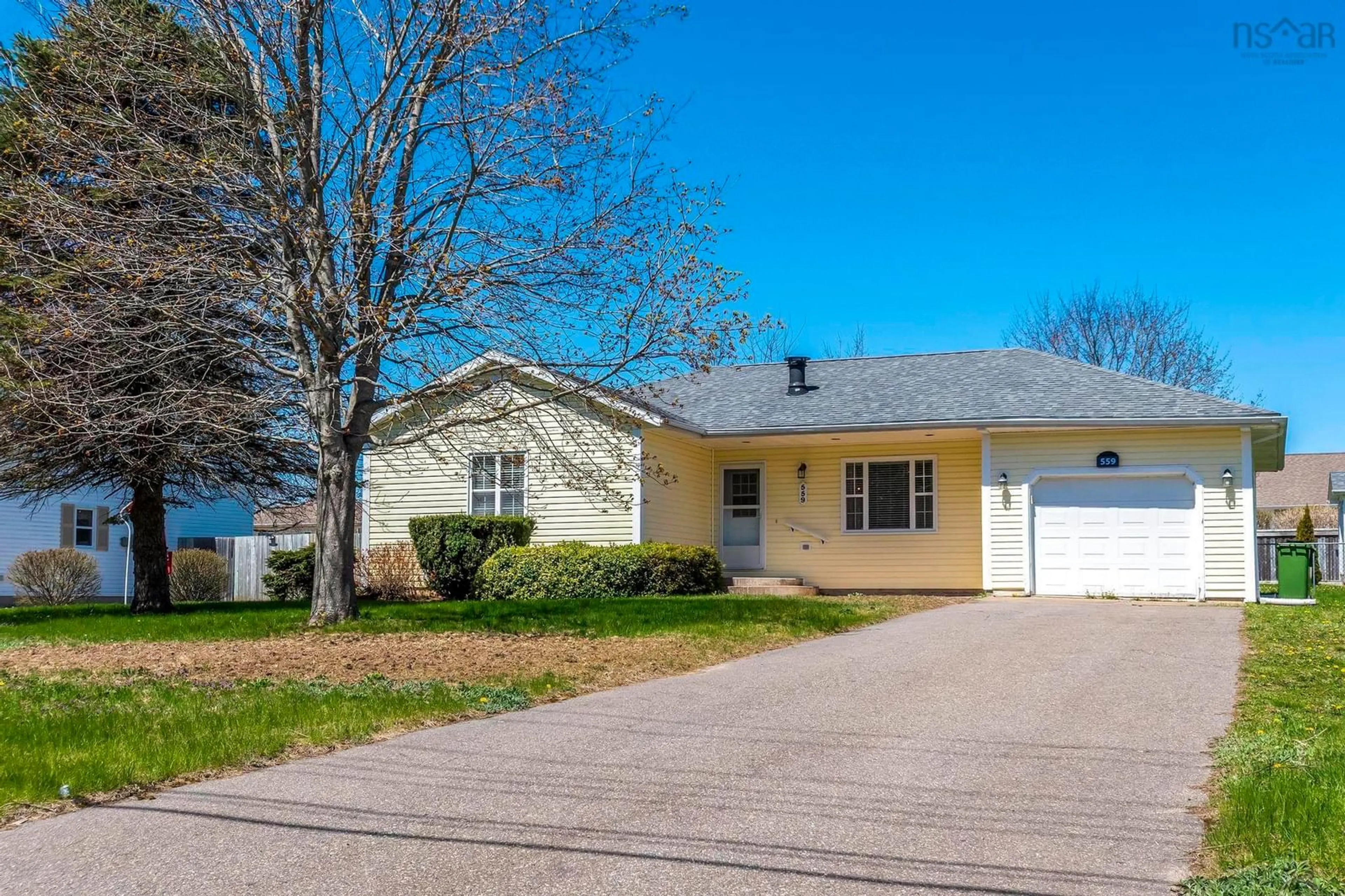 Home with vinyl exterior material, street for 559 Pine Ridge Ave, Kingston Nova Scotia B0P 1R0
