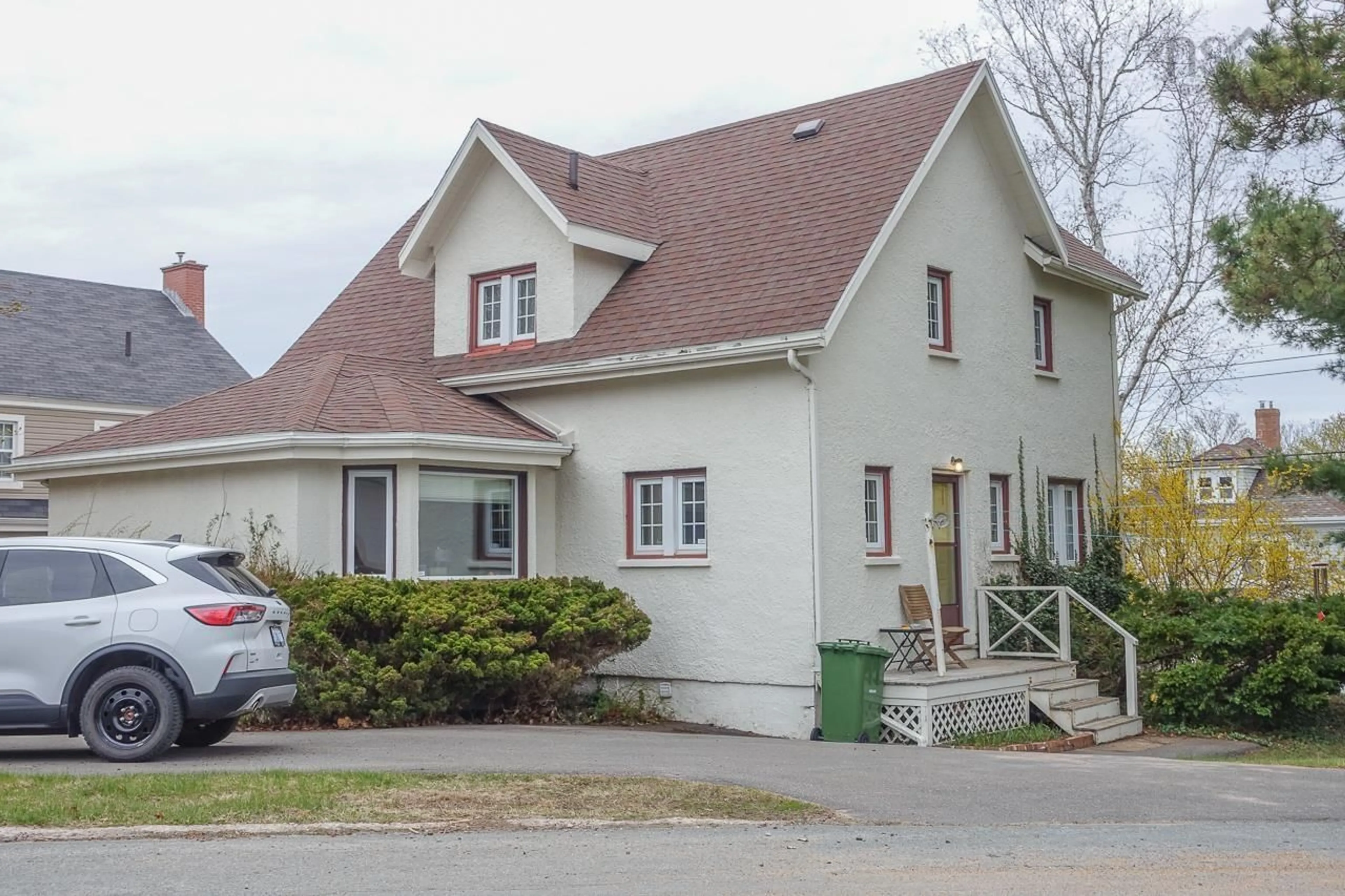 Home with vinyl exterior material, street for 14 Academy St, Kentville Nova Scotia B4N 1S4