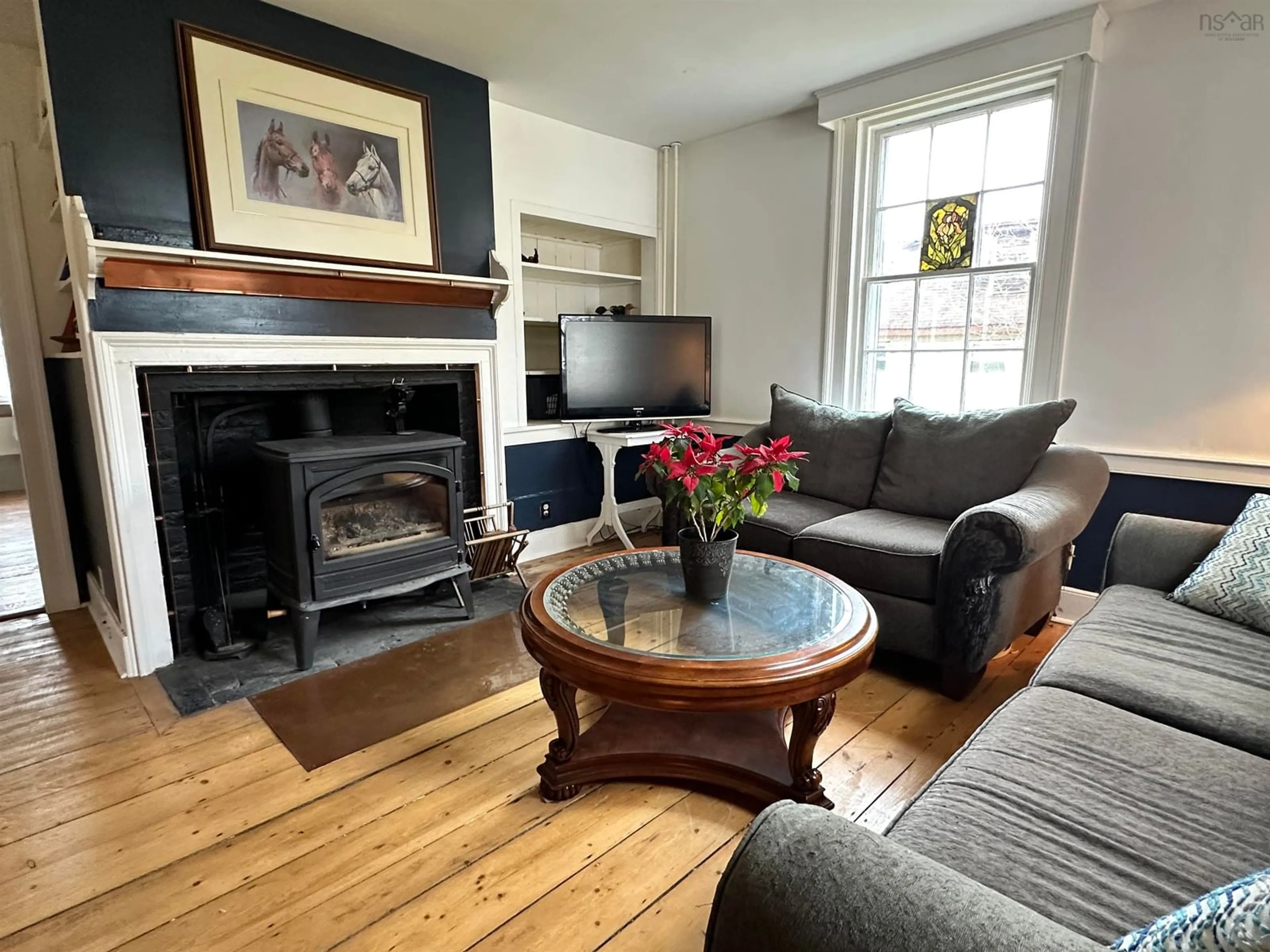 Living room with furniture, wood/laminate floor for 475 Main St, Liverpool Nova Scotia B0T 1K0
