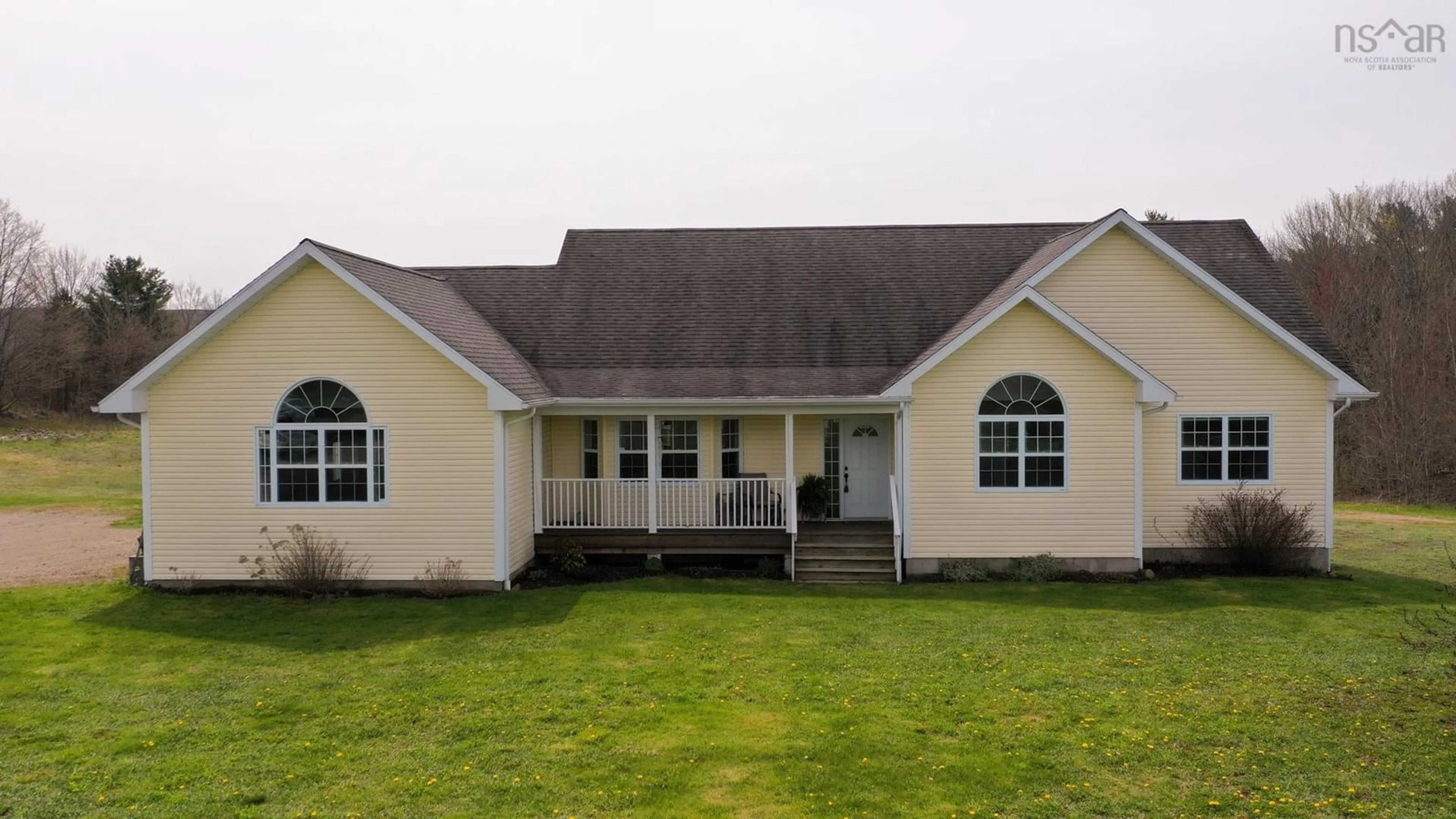Home with vinyl exterior material, building for 4768 Highway 1, South Berwick Nova Scotia B0P 1E0