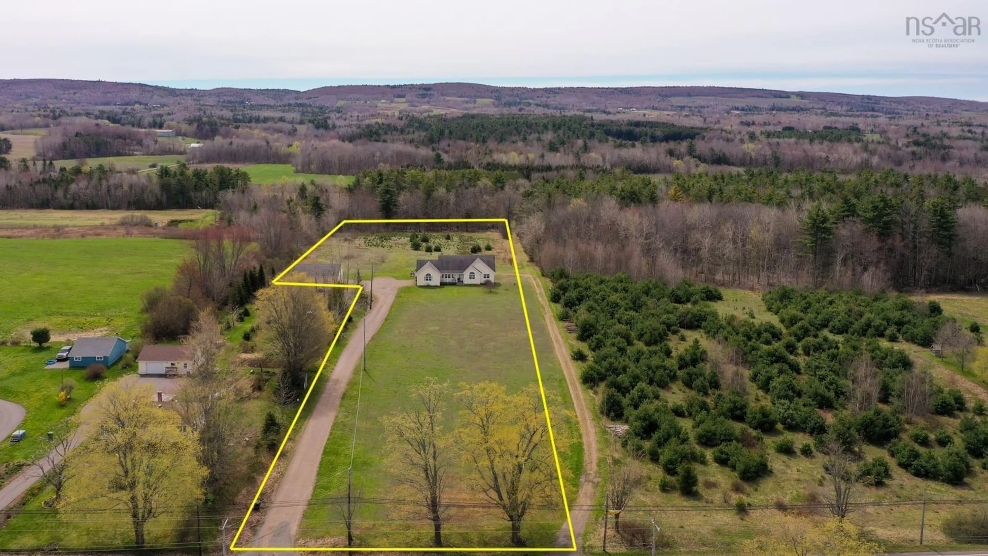 A pic from outside/outdoor area/front of a property/back of a property/a pic from drone, unknown for 4768 Highway 1, South Berwick Nova Scotia B0P 1E0