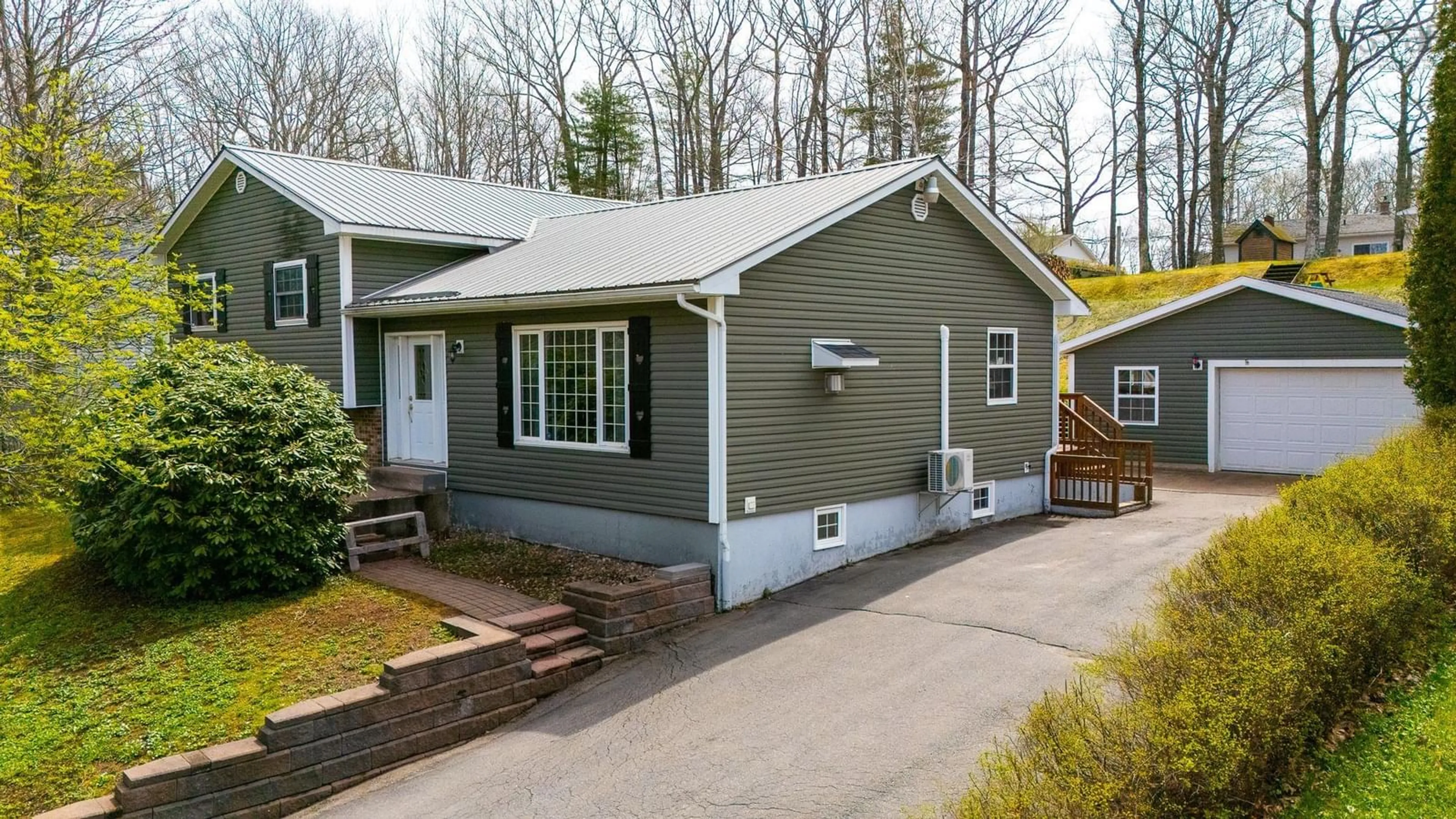 Home with vinyl exterior material, street for 2860 Kenneth Ave, Coldbrook Nova Scotia B4R 1A4