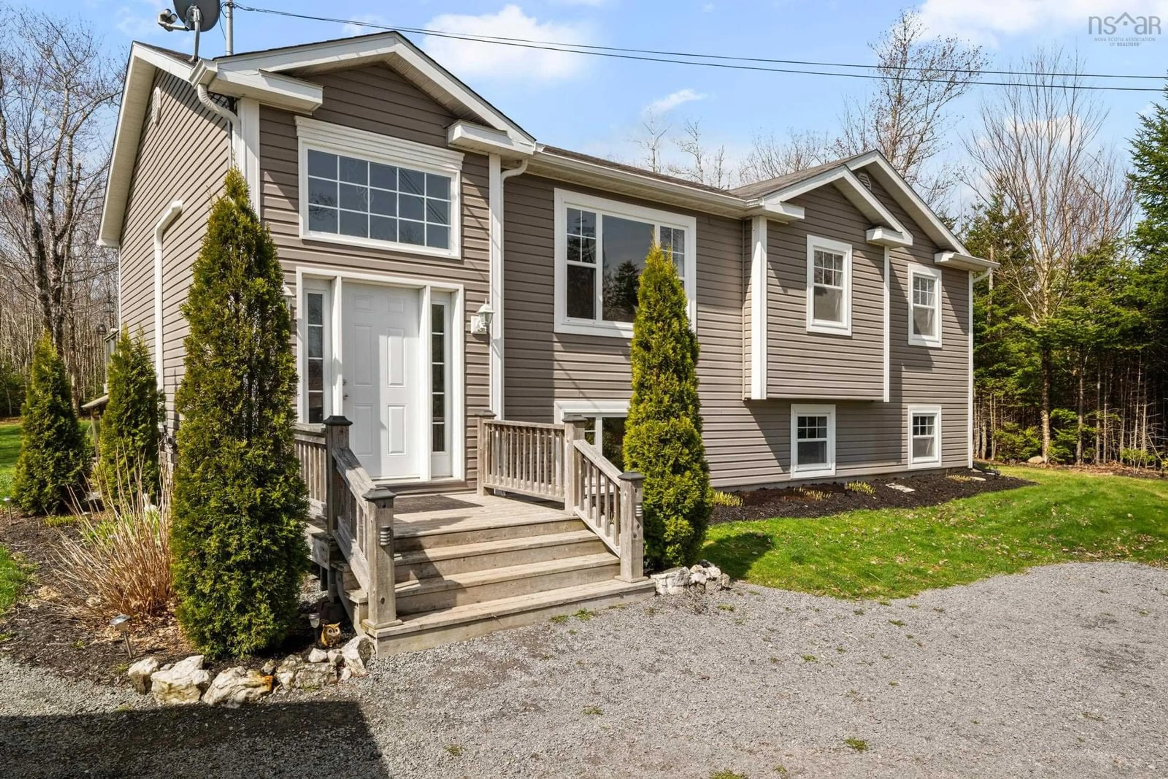 Home with vinyl exterior material, street for 283 Lakecrest Dr, East Uniacke Nova Scotia B0N 1Z0