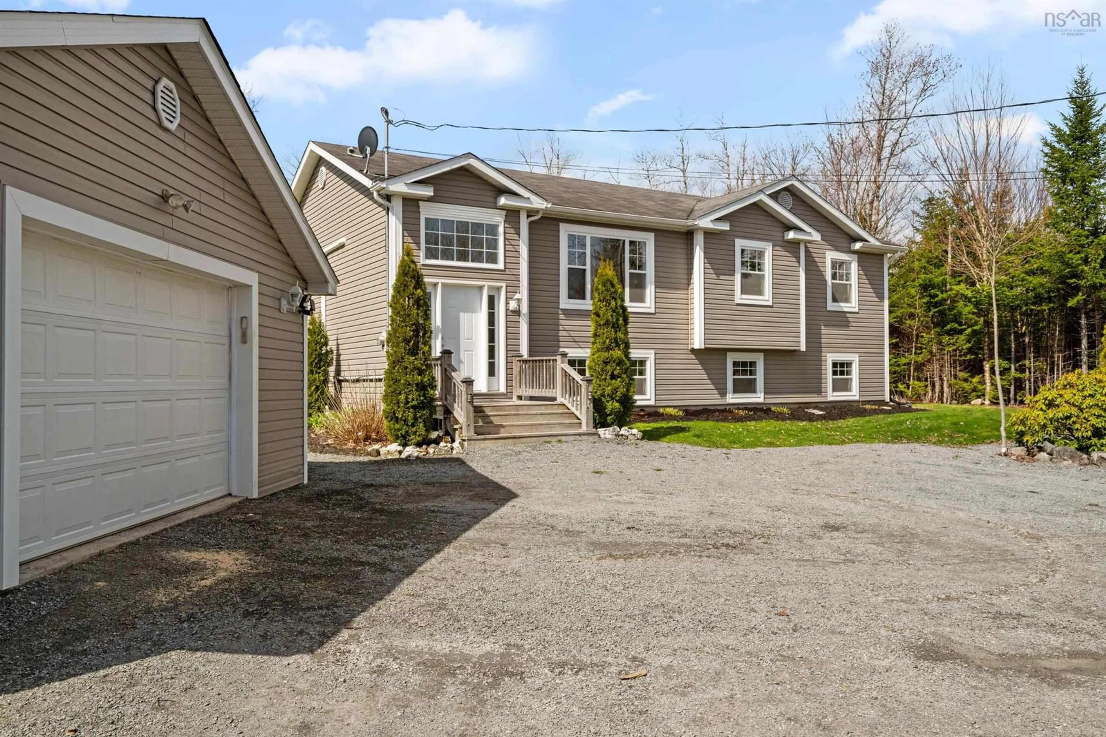 Home with vinyl exterior material, street for 283 Lakecrest Dr, East Uniacke Nova Scotia B0N 1Z0