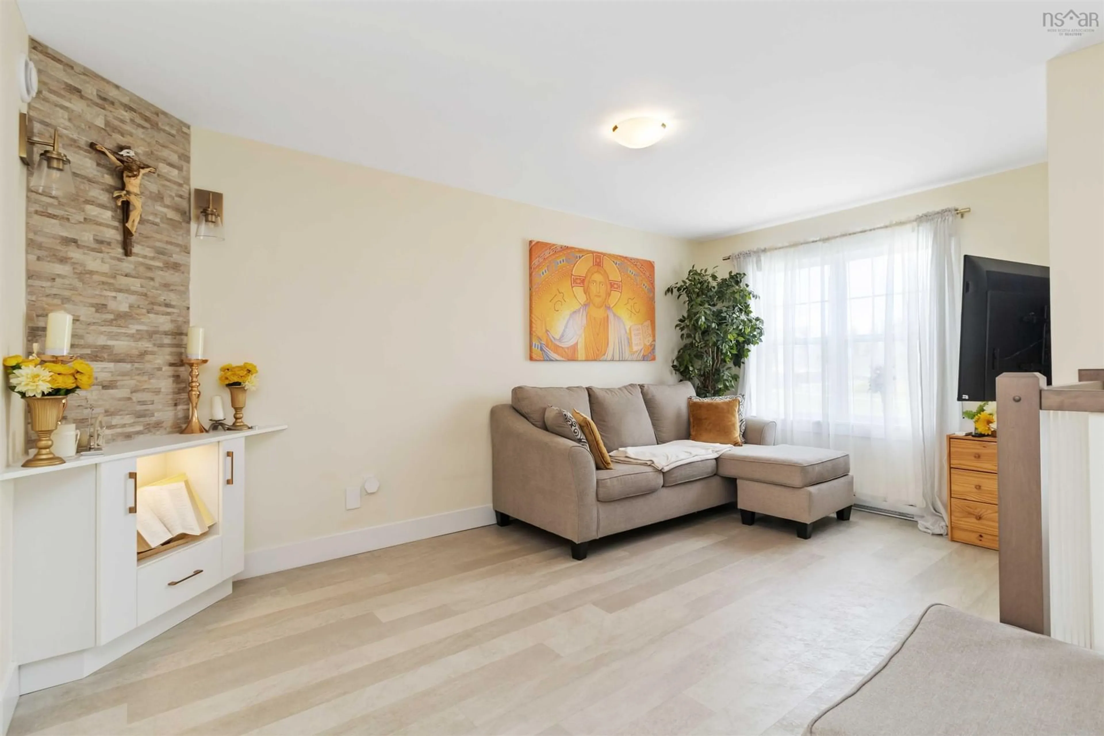 Living room with furniture, wood/laminate floor for 9 Chambers Crt, Halifax Nova Scotia B3R 0C6