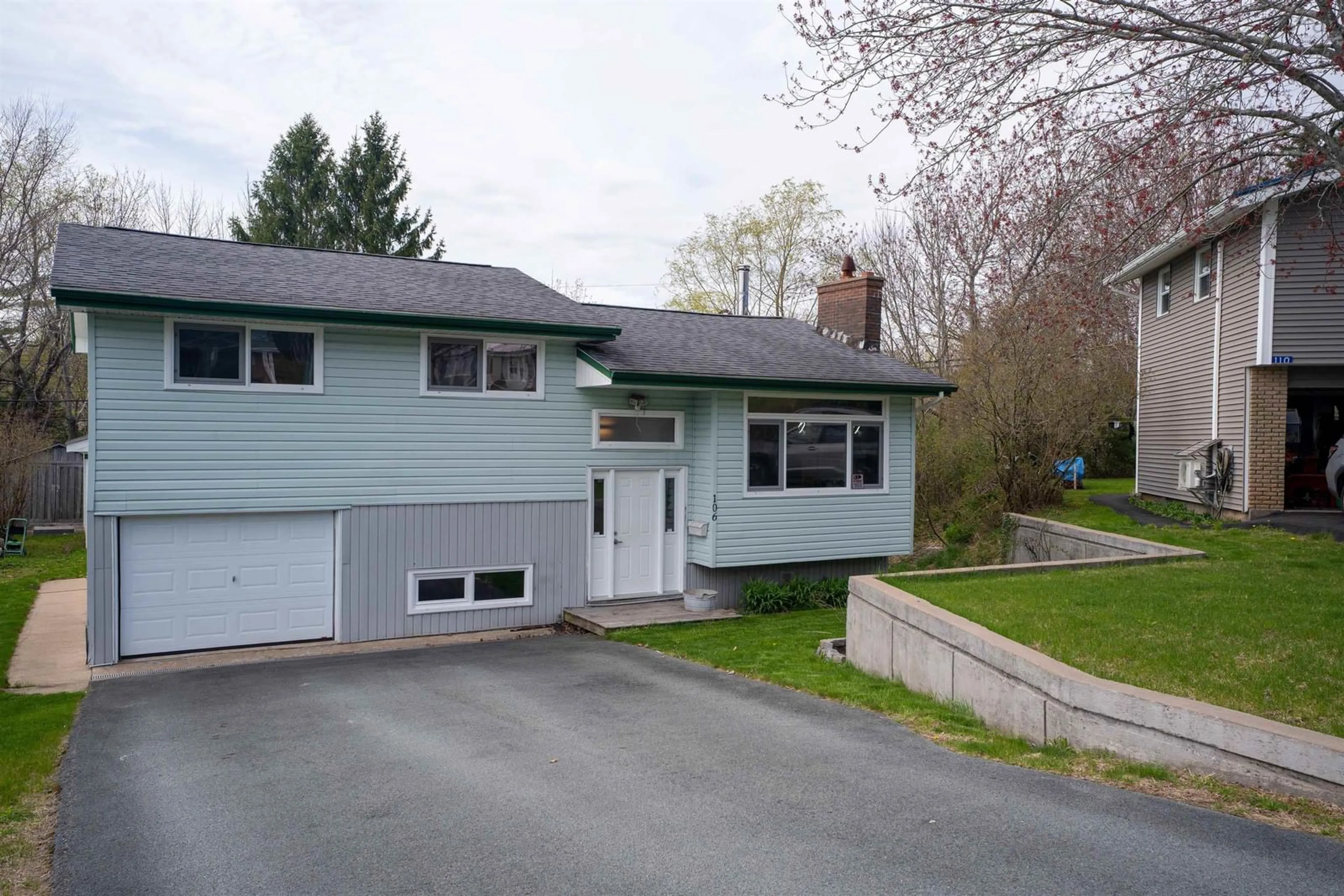 A pic from outside/outdoor area/front of a property/back of a property/a pic from drone, street for 106 Belleshire Dr, Lower Sackville Nova Scotia B4C 1M7