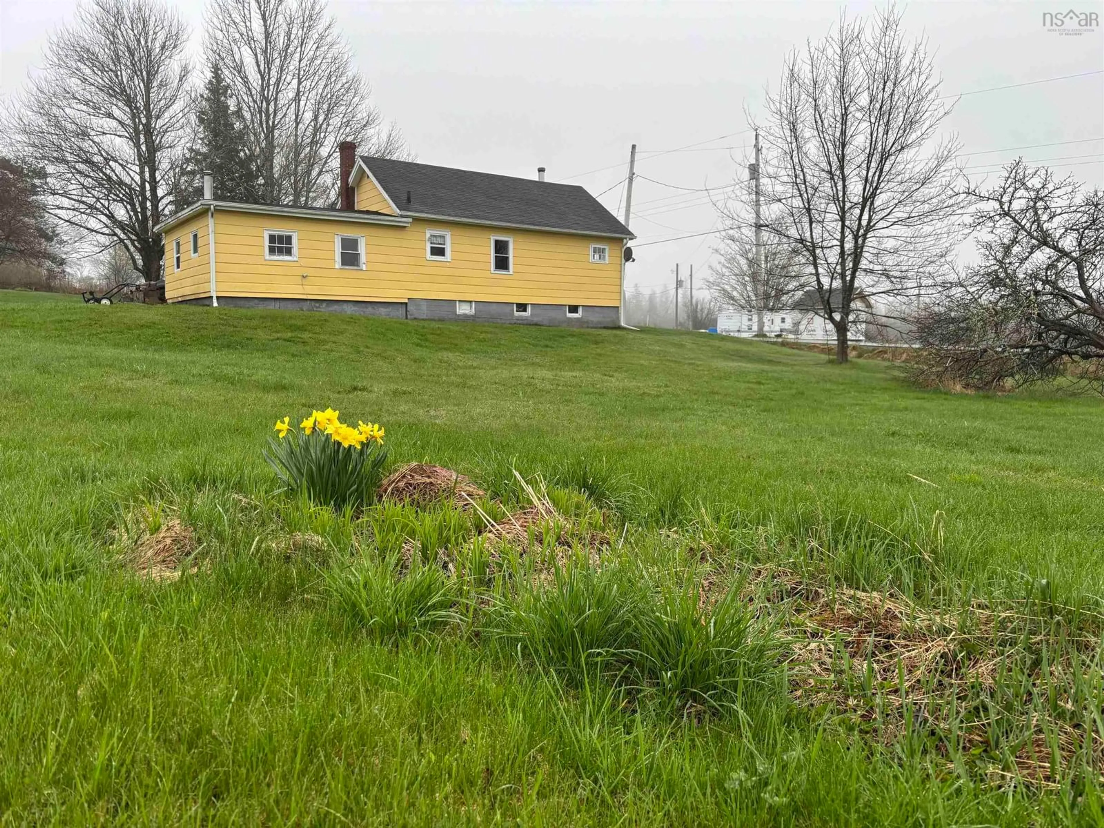 A pic from outside/outdoor area/front of a property/back of a property/a pic from drone, unknown for 1 High St, Londonderry Nova Scotia B0M 1M0