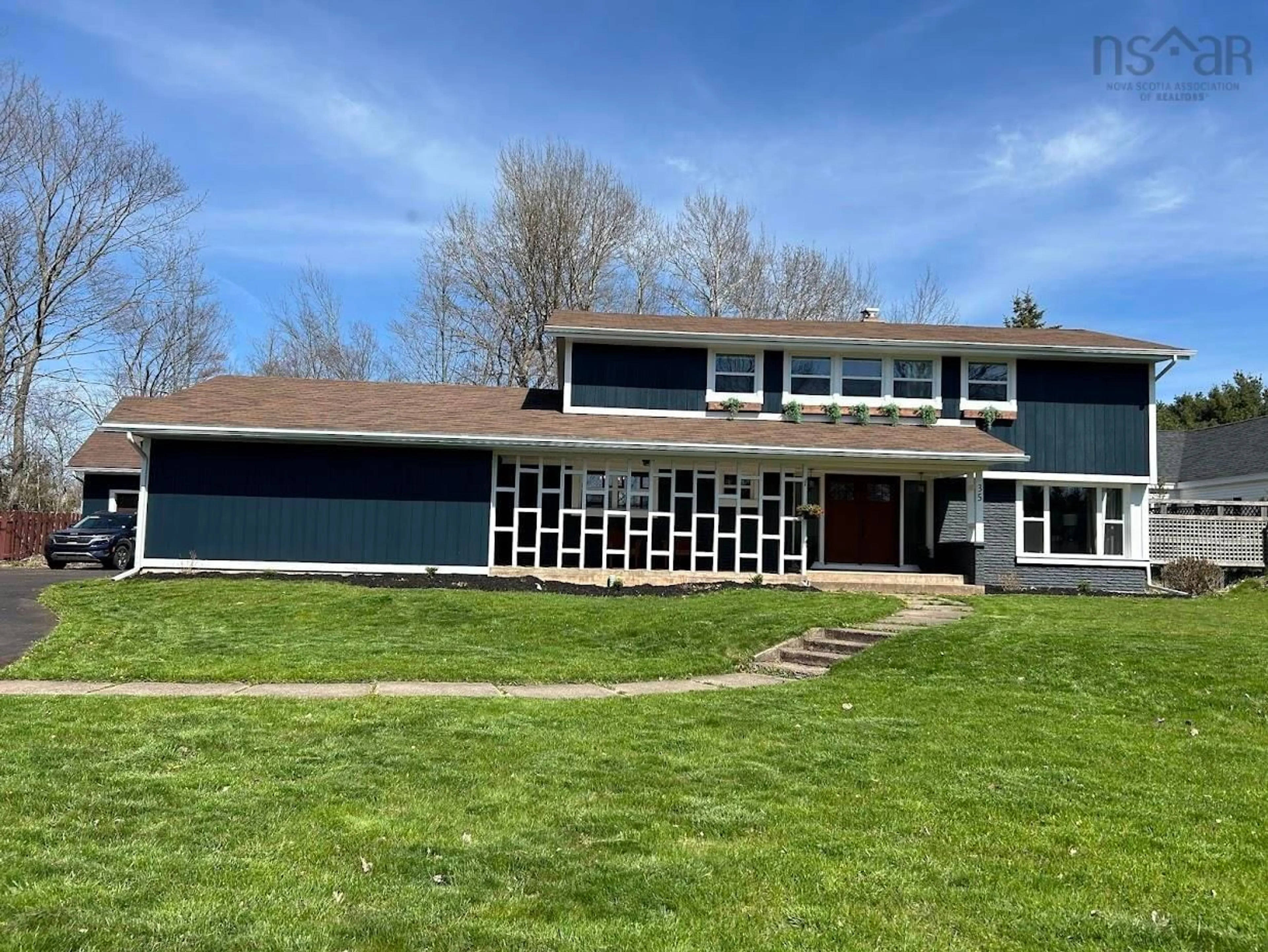 A pic from outside/outdoor area/front of a property/back of a property/a pic from drone, building for 35 Longworth Ave, Truro Nova Scotia B2N 3E7