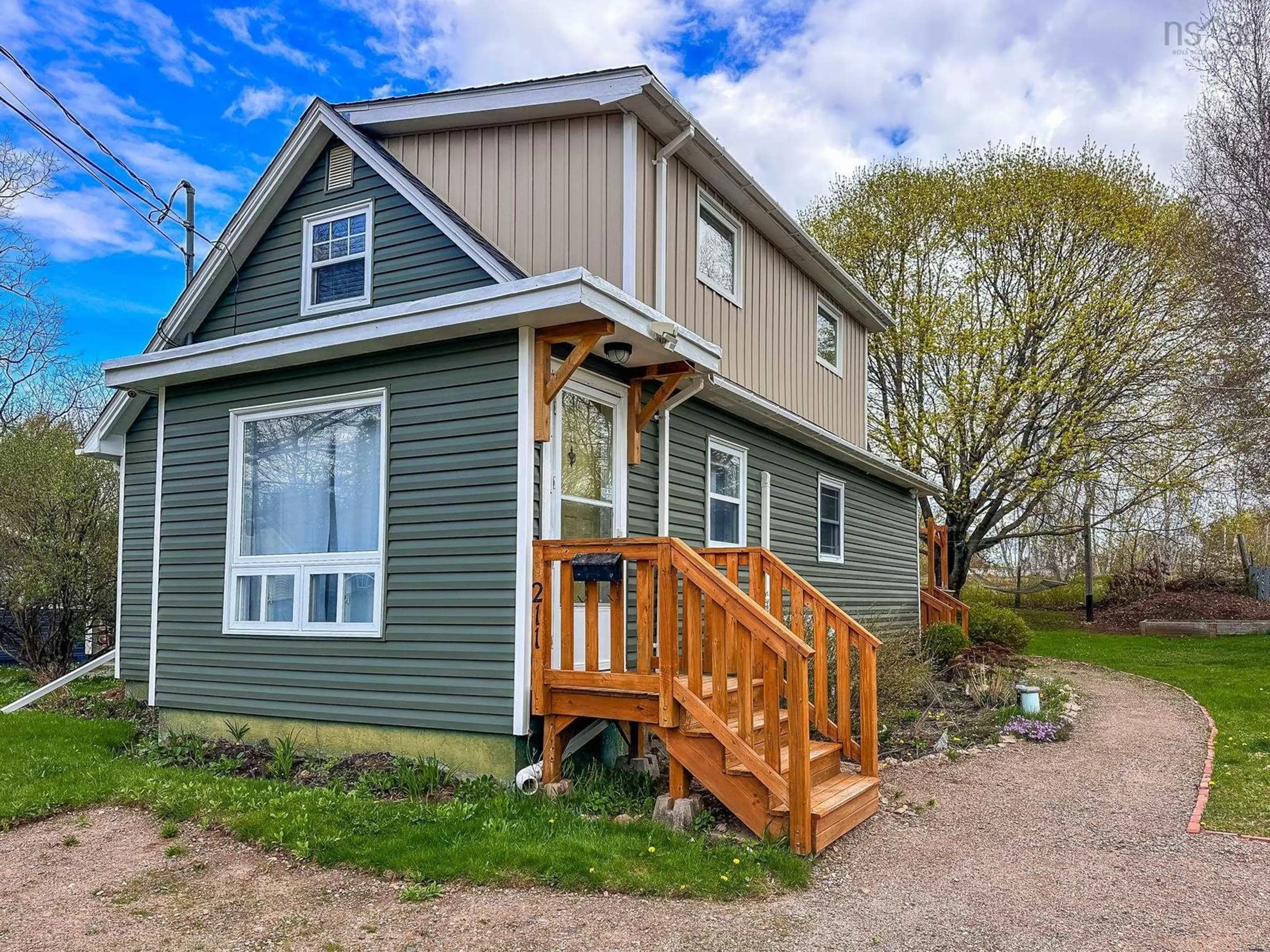 Home with vinyl exterior material, street for 211 Oakdene Ave, North Kentville Nova Scotia B4N 2C3